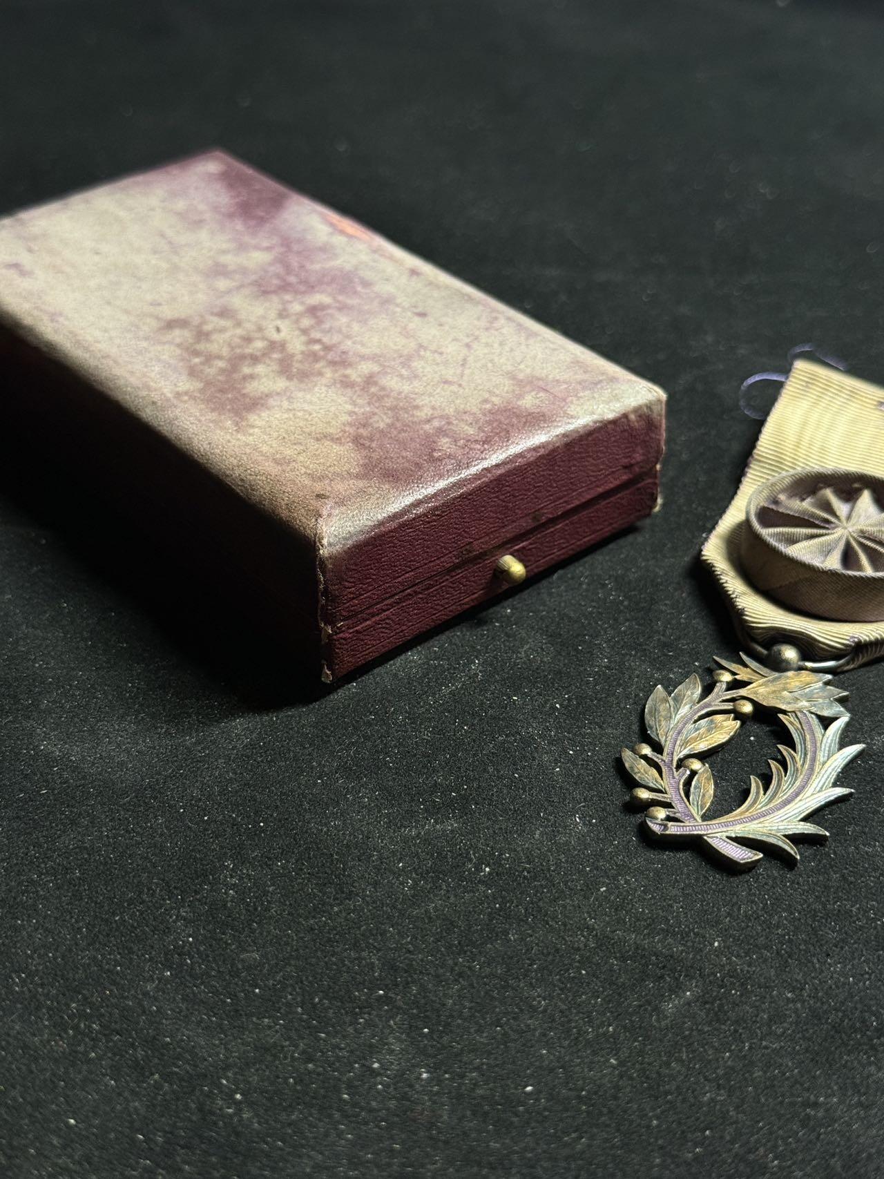 戎马世界章牌大赏第108期 法国文学艺术棕榈勋章，军官级，银制，带盒，背面右侧珐琅有一处缺失