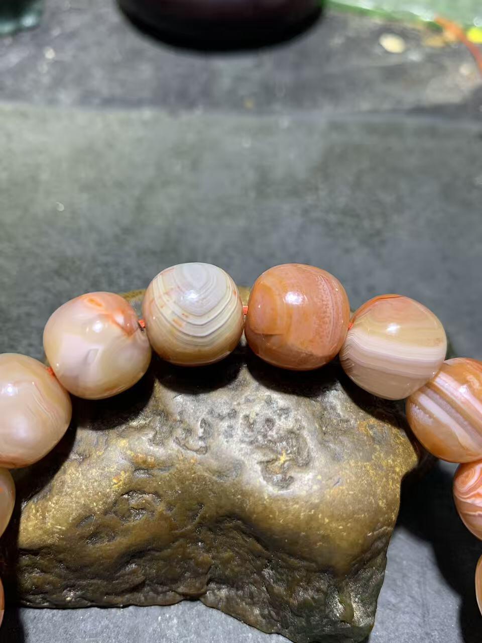 川料南红玛瑙随形原皮老形桶珠手串一条，