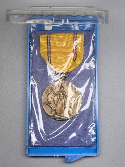 小驴勋章奖章收藏11月22日周六晚六点拍卖（珍爱和平，收藏战争，铭记历史，勿忘国耻，忠党爱国。有偿代拍，送拍规则在简介最后，参拍须阅读规则后再参拍，关系到运费包装发货时效真假辨别等关键信息，拍卖时不再发原图，看大图店主微信码在拍卖店铺介绍里） - 二战美国本土防卫奖章，带原盒库存品，原盒左侧有裂，1941设立根据美国总统法令授予在1939年9月8日至1941年5月27日期间服役12个月的官兵