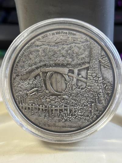 第182期拍卖 - 纽埃2022年指环王中土世界夏尔国霍比特人村庄1盎司银币，9999银，发行3000枚