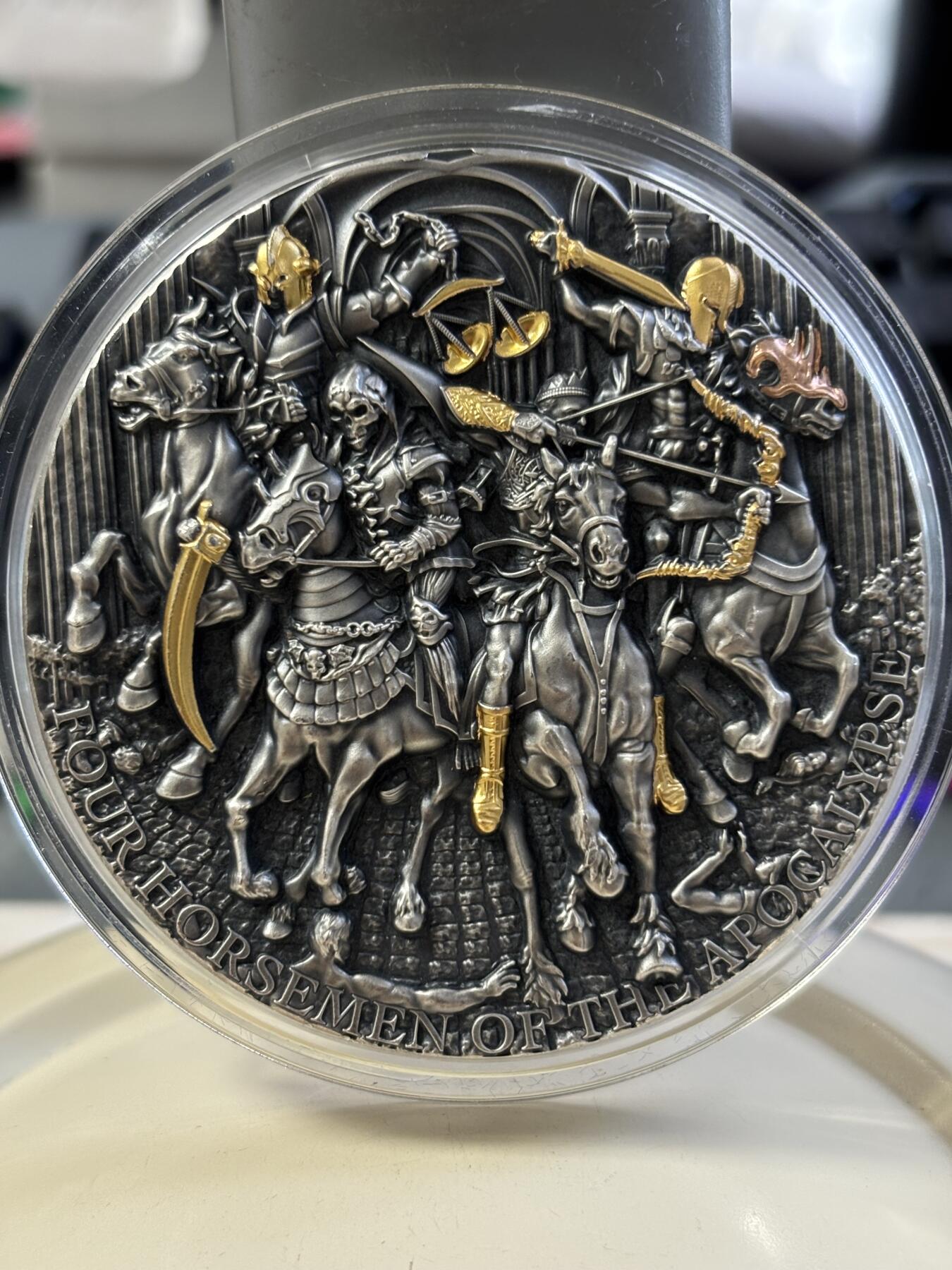 第182期拍卖 纽埃2022年天启四骑士终结版仿古5盎司纪念银币无盒证书，999纯银，发行量500，有划痕