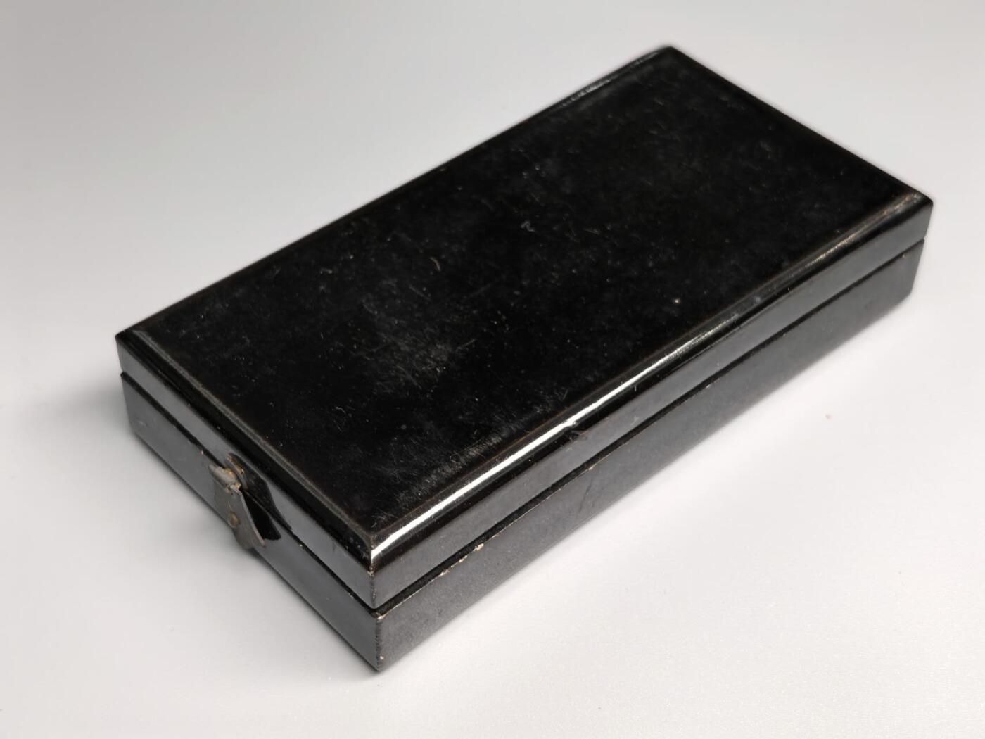 小驴勋章奖章收藏11月22日周六晚六点拍卖（珍爱和平，收藏战争，铭记历史，勿忘国耻，忠党爱国。有偿代拍，送拍规则在简介最后，参拍须阅读规则后再参拍，关系到运费包装发货时效真假辨别等关键信息，拍卖时不再发原图，看大图店主微信码在拍卖店铺介绍里） 中日甲午战争日方从军记章带盒，铭记历史，勿忘国耻，珍爱和平，收藏战争，甲午战争是中国近代史的分水岭，1895年4月17日签订了《马关条约》，甲午战争的结果给中华民族带来空前严重的民族危机，大大加深了中国社会半殖民地化的程度