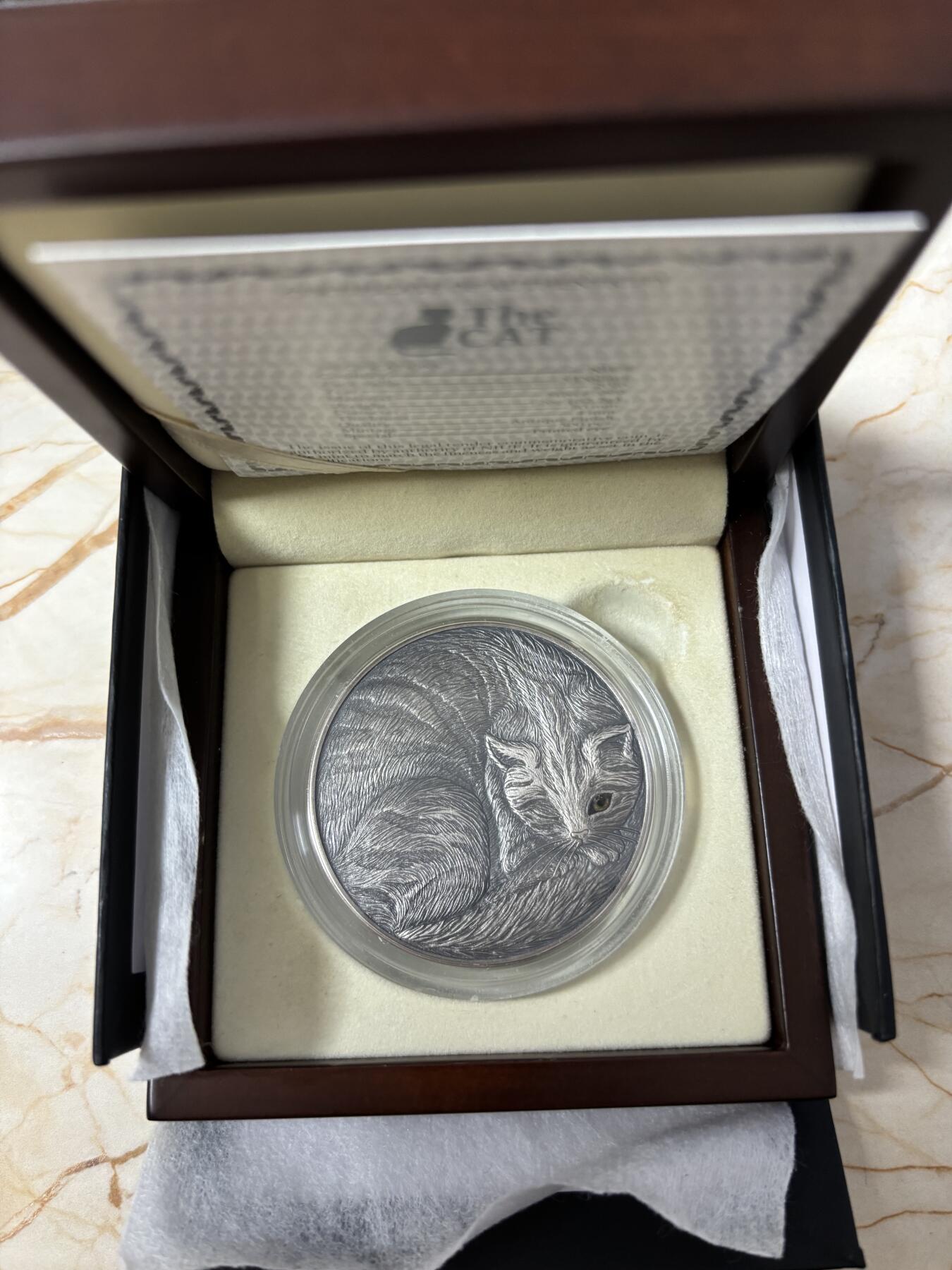 第182期拍卖 纽埃2016年新艺术猫高浮雕手工仿古彩色2盎司银币,999银，发行500枚