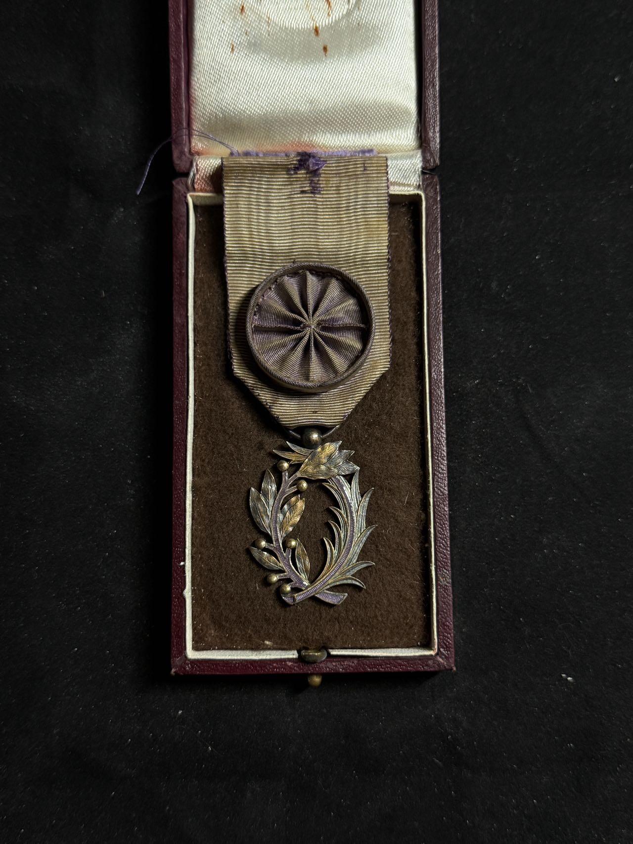 戎马世界章牌大赏第108期 法国文学艺术棕榈勋章，军官级，银制，带盒，背面右侧珐琅有一处缺失