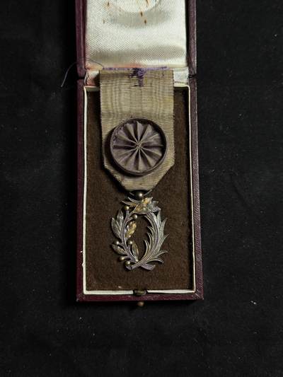 戎马世界章牌大赏第108期 - 法国文学艺术棕榈勋章，军官级，银制，带盒，背面右侧珐琅有一处缺失