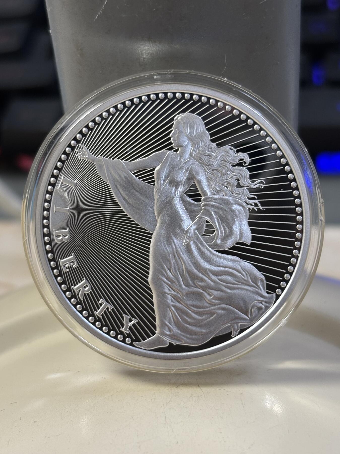 第182期拍卖 美国2022年加密货币女神神兽1盎司精制纪念银币，999银，发行1000枚， 有小白点
