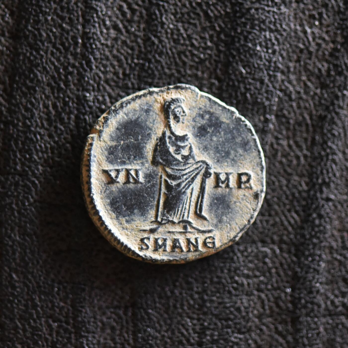 【良泉】第41期【自动场】11月27日晚19.30点开拍！86组，西方古代钱币专场 【极美品！】公元347-348年【古罗马】君士坦丁大帝“站像版”追思币，安条克造币厂，1.45克