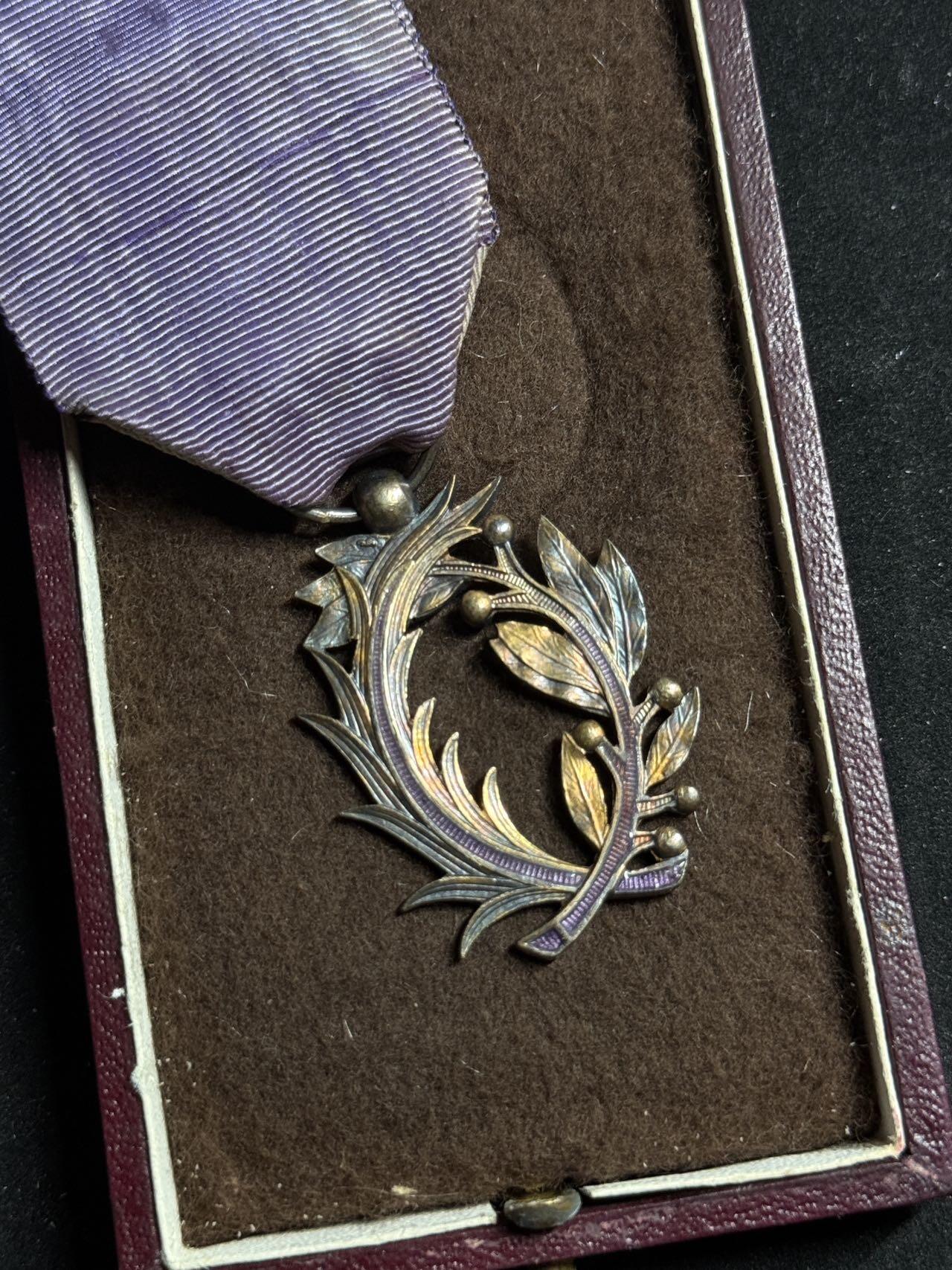 戎马世界章牌大赏第108期 法国文学艺术棕榈勋章，军官级，银制，带盒，背面右侧珐琅有一处缺失