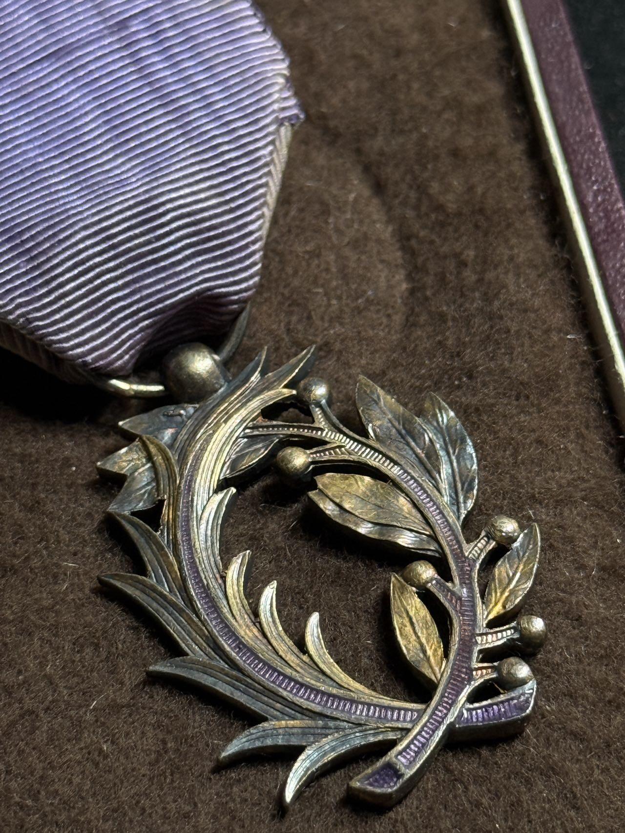 戎马世界章牌大赏第108期 法国文学艺术棕榈勋章，军官级，银制，带盒，背面右侧珐琅有一处缺失