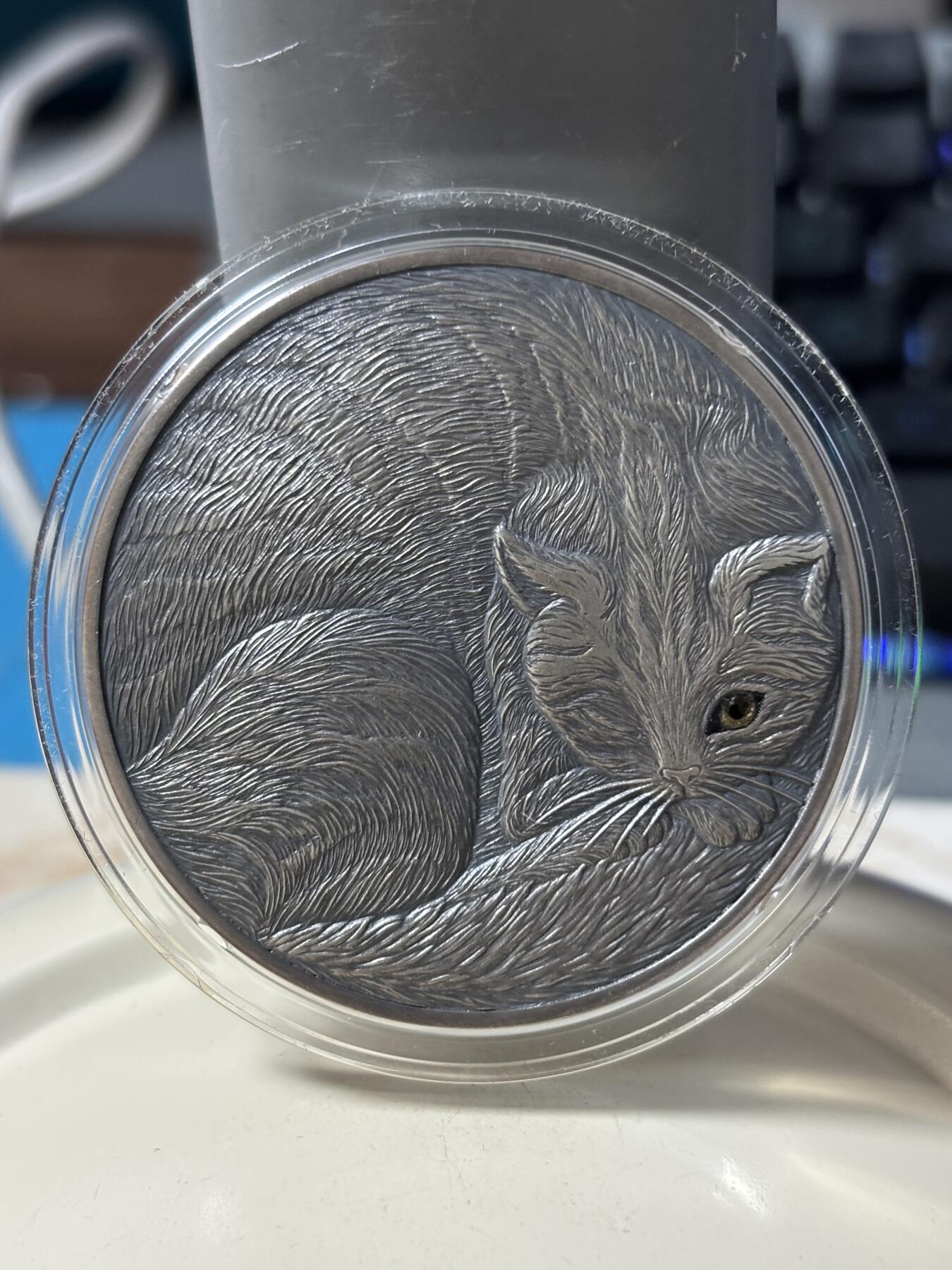 第182期拍卖 纽埃2016年新艺术猫高浮雕手工仿古彩色2盎司银币,999银，发行500枚