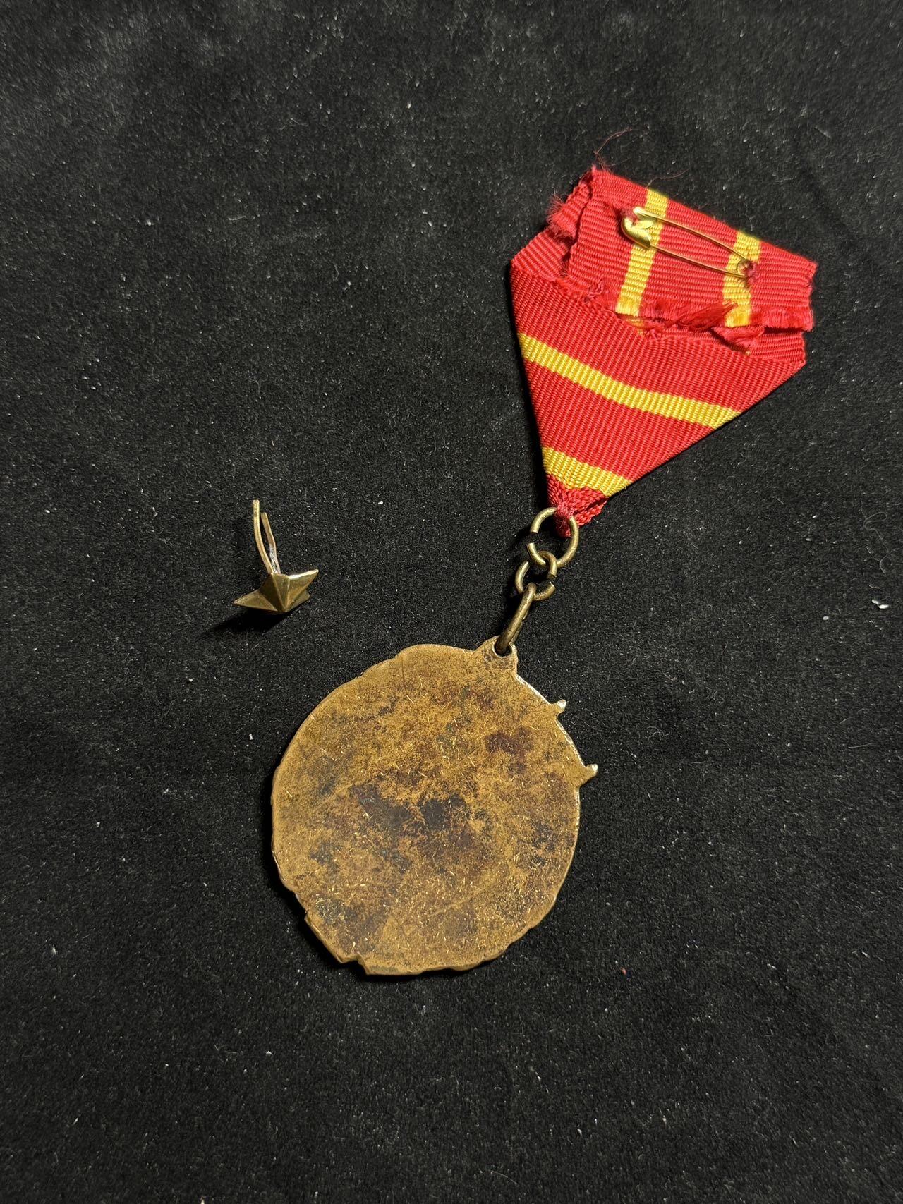 戎马世界章牌大赏第108期 中苏友谊纪念章，珐琅有损、绶带后配，带一颗附赠的五角星勋饰