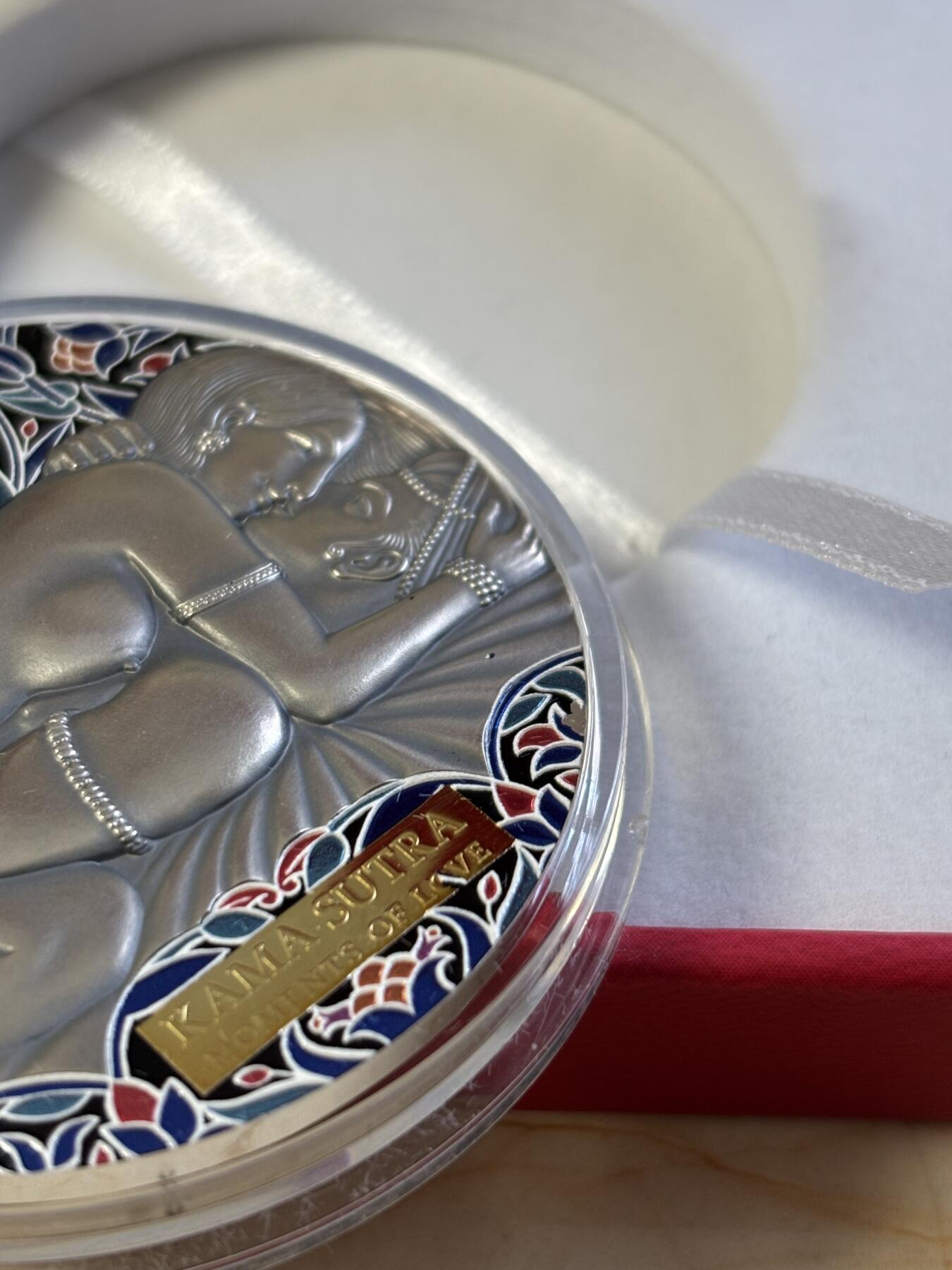 第182期拍卖 喀麦隆2021年爱情系列爱经3盎司高浮雕仿古彩银币，999银，发行500枚，有掉漆