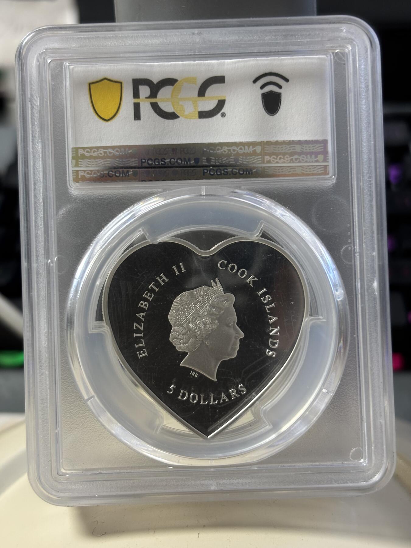 第182期拍卖 库克2023年情人节镶嵌蝴蝶心形彩银币PCGS-PR70无盒无证书，999银，20克，发行2023枚，评级盒有瑕疵