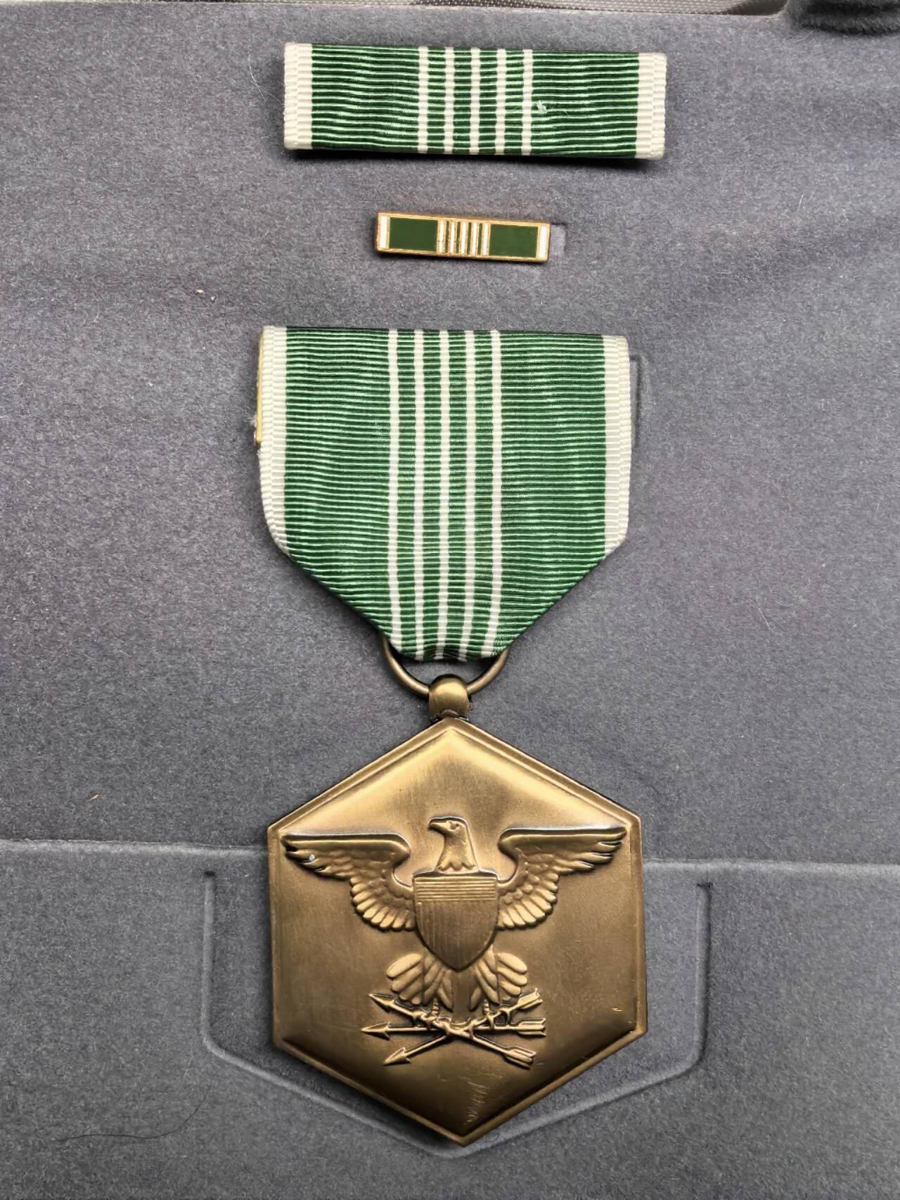 小驴勋章奖章收藏11月22日周六晚六点拍卖（珍爱和平，收藏战争，铭记历史，勿忘国耻，忠党爱国。有偿代拍，送拍规则在简介最后，参拍须阅读规则后再参拍，关系到运费包装发货时效真假辨别等关键信息，拍卖时不再发原图，看大图店主微信码在拍卖店铺介绍里） 美国陆军嘉奖奖章，带盒带略带珐琅略，背打GI标