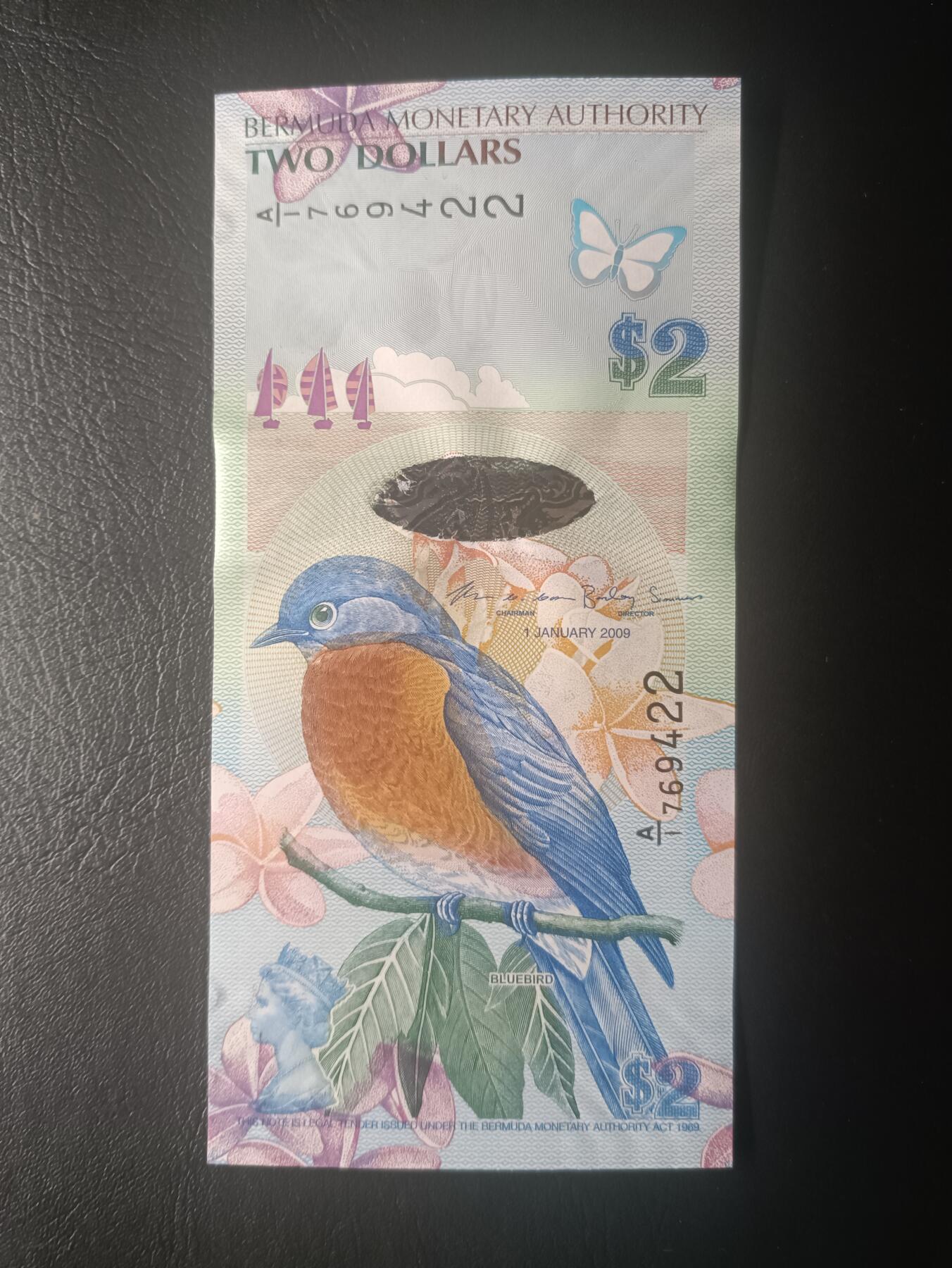 2025十一月第五期，总第203期 百慕大2009版2元实发钞UNC首冠A/1，蓝鸟和杜克港造船厂的钟楼，褶皱和开窗上的细丝是印钞正常工艺，介意勿参拍