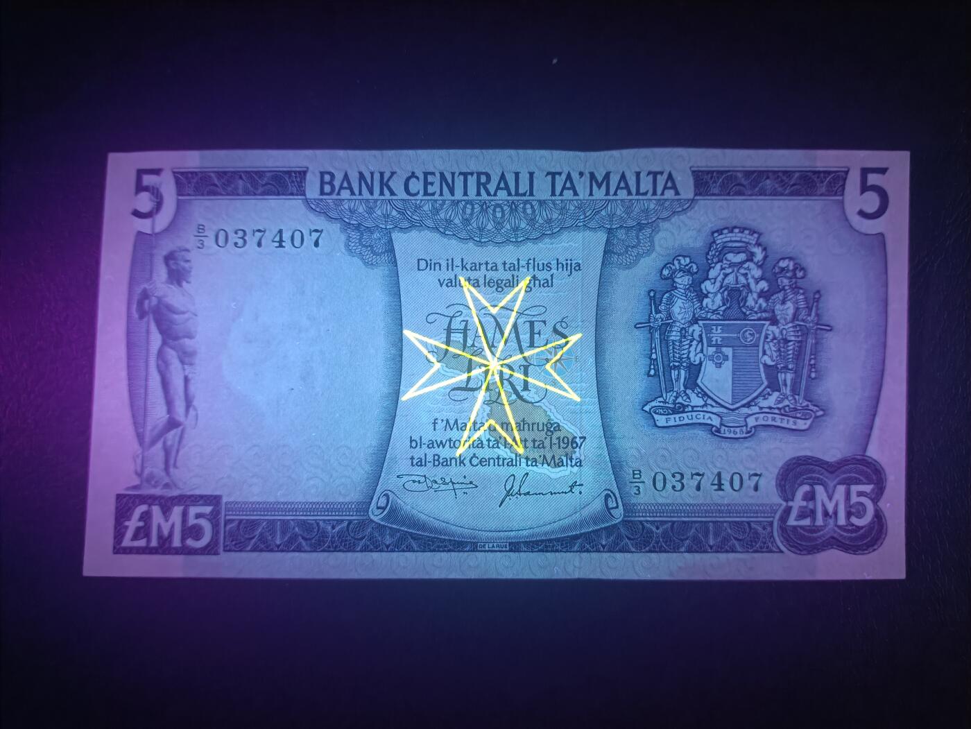 2025十一月第五期，总第203期 马耳他1974版5里拉UNC-有针孔，国徽和彩绘马萨洛克港，上方缺口是安全线收紧的自然工艺，介意者勿拍