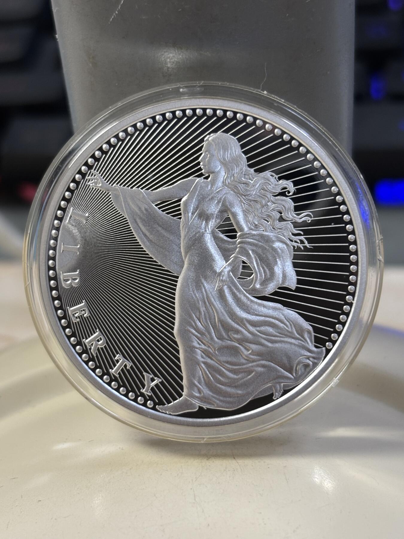 第182期拍卖 美国2022年加密货币女神神兽1盎司精制纪念银币，999银，发行1000枚， 有小白点
