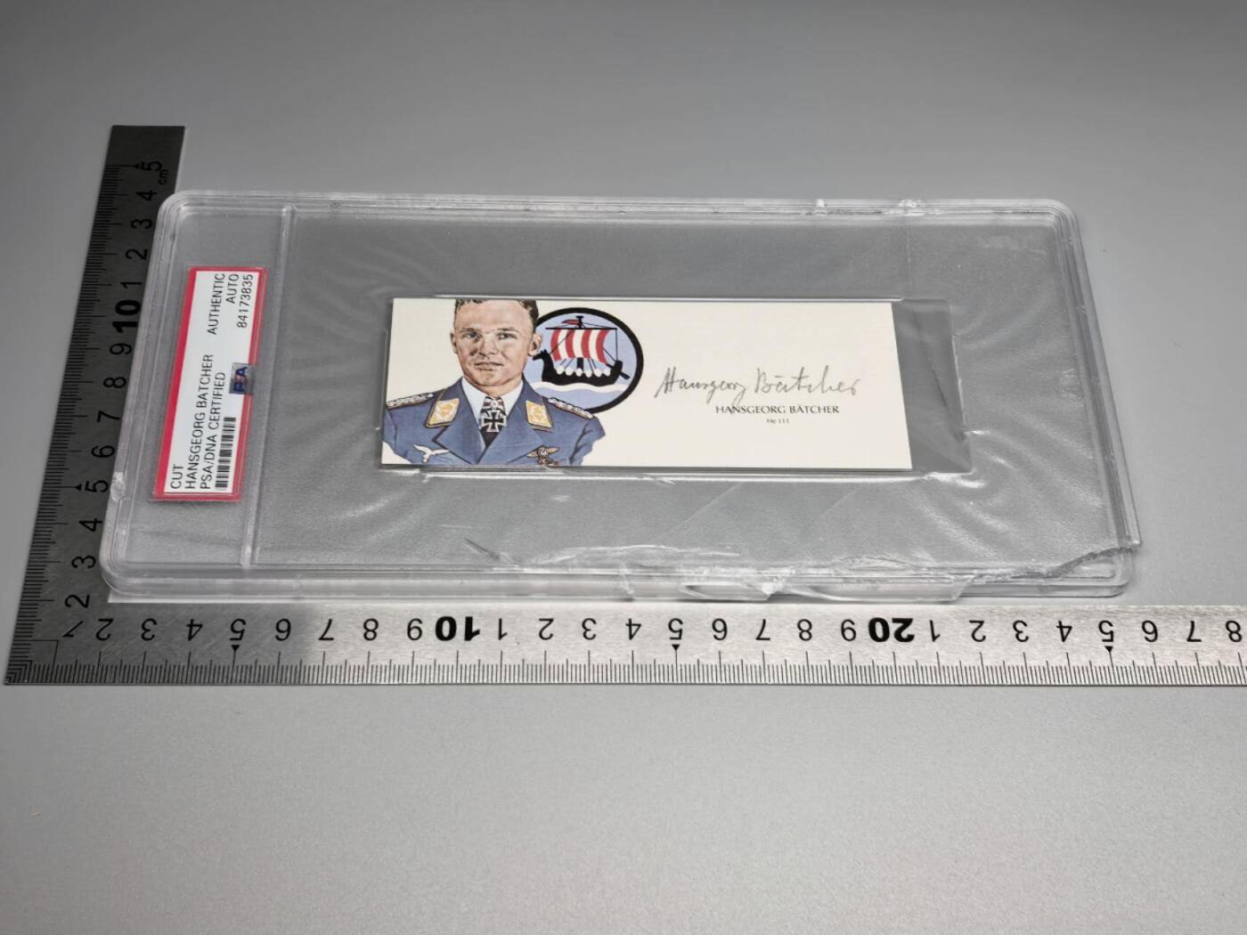 小驴勋章奖章收藏11月22日周六晚六点拍卖（珍爱和平，收藏战争，铭记历史，勿忘国耻，忠党爱国。有偿代拍，送拍规则在简介最后，参拍须阅读规则后再参拍，关系到运费包装发货时效真假辨别等关键信息，拍卖时不再发原图，看大图店主微信码在拍卖店铺介绍里） 汉斯格奥尔格·巴彻少校战后签名PSA权威认证卡牌卡砖 盒有损参加了入侵波兰法国战役巴巴罗萨行动，鲁昂被击落俘虏，法国投降后被释放，驾驶亨克尔He111轰炸机在莫斯科执行轰炸任务，在对黑海的苏联海军海上执行了攻击任务，也参加了1942年赛瓦斯托波尔和斯大林格勒给第6集团军运输补给，1943年夏季参加了库尔斯克会战和库班桥头堡。第一批Ar234喷气式轰炸机飞行员之一