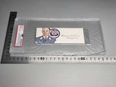 小驴勋章奖章收藏11月22日周六晚六点拍卖（珍爱和平，收藏战争，铭记历史，勿忘国耻，忠党爱国。有偿代拍，送拍规则在简介最后，参拍须阅读规则后再参拍，关系到运费包装发货时效真假辨别等关键信息，拍卖时不再发原图，看大图店主微信码在拍卖店铺介绍里） - 汉斯格奥尔格·巴彻少校战后签名PSA权威认证卡牌卡砖 盒有损参加了入侵波兰法国战役巴巴罗萨行动，鲁昂被击落俘虏，法国投降后被释放，驾驶亨克尔He111轰炸机在莫斯科执行轰炸任务，在对黑海的苏联海军海上执行了攻击任务，也参加了1942年赛瓦斯托波尔和斯大林格勒给第6集团军运输补给，1943年夏季参加了库尔斯克会战和库班桥头堡。第一批Ar234喷气式轰炸机飞行员之一