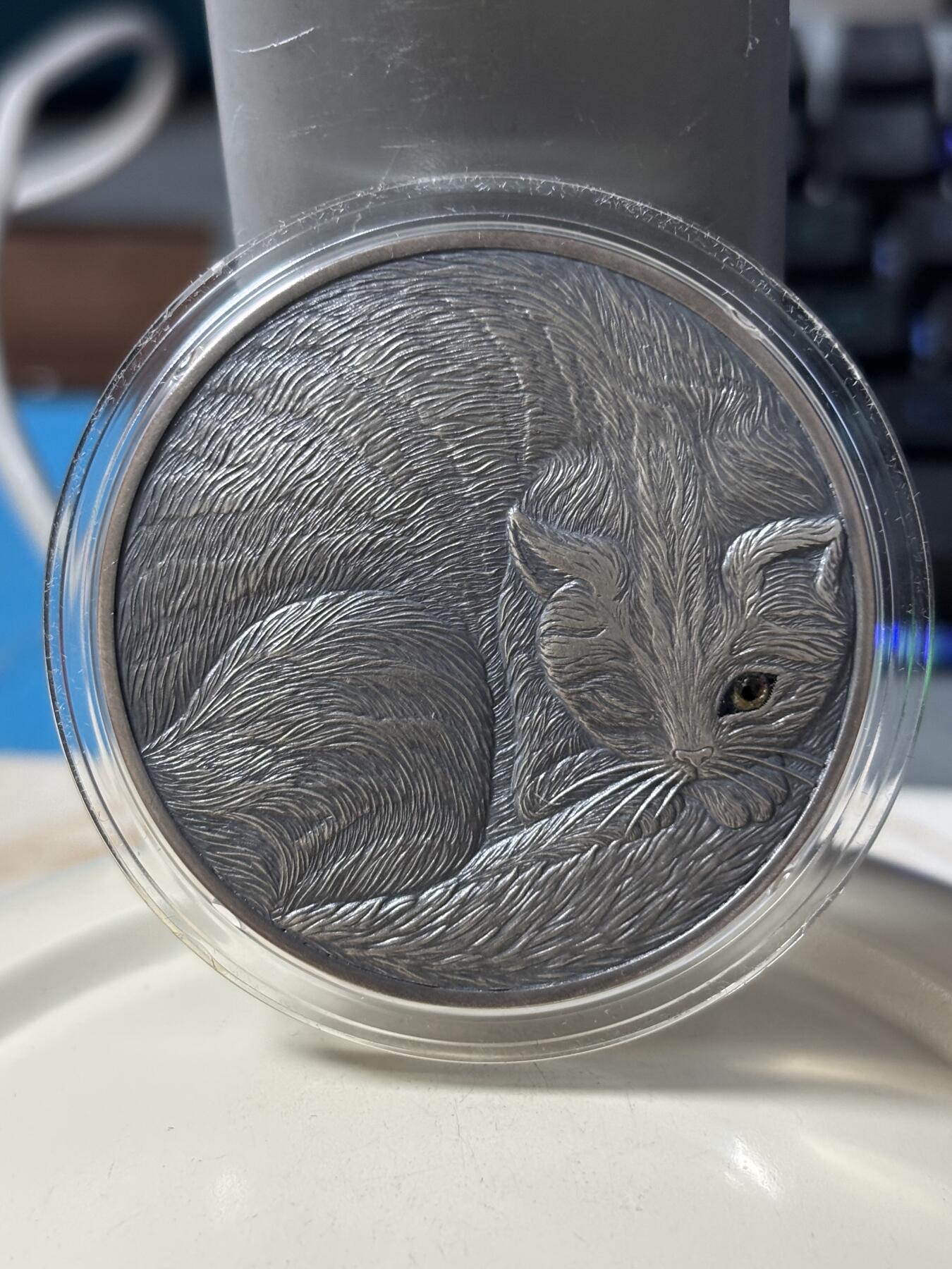 第182期拍卖 纽埃2016年新艺术猫高浮雕手工仿古彩色2盎司银币,999银，发行500枚