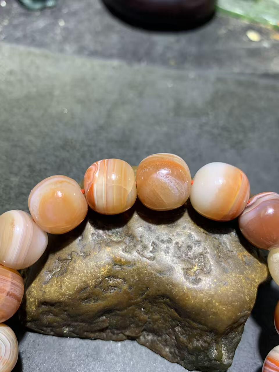 川料南红玛瑙随形原皮老形桶珠手串一条，