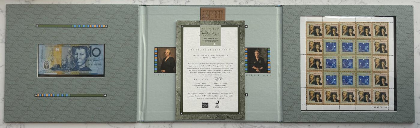 2025第25场（总第225期）：精品测试钞、纪念钞、塑料钞、连体钞综合场 黑字版/AP93冠 澳大利亚“联邦第一枚邮票和纸币发行80周年”10元塑料纪念钞册装UNC（第3809号）