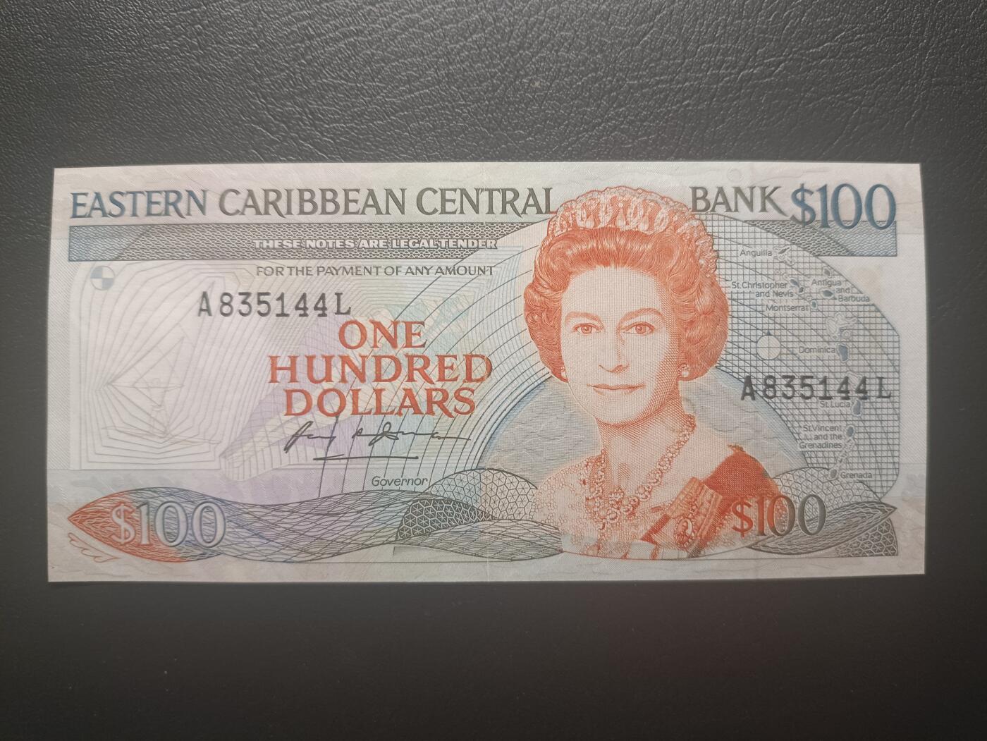 2025十一月第五期，总第203期 东加勒比共同体1985版100元AUNC圣卢西亚印刷，中年女王和海滩椰林，少见最高面值