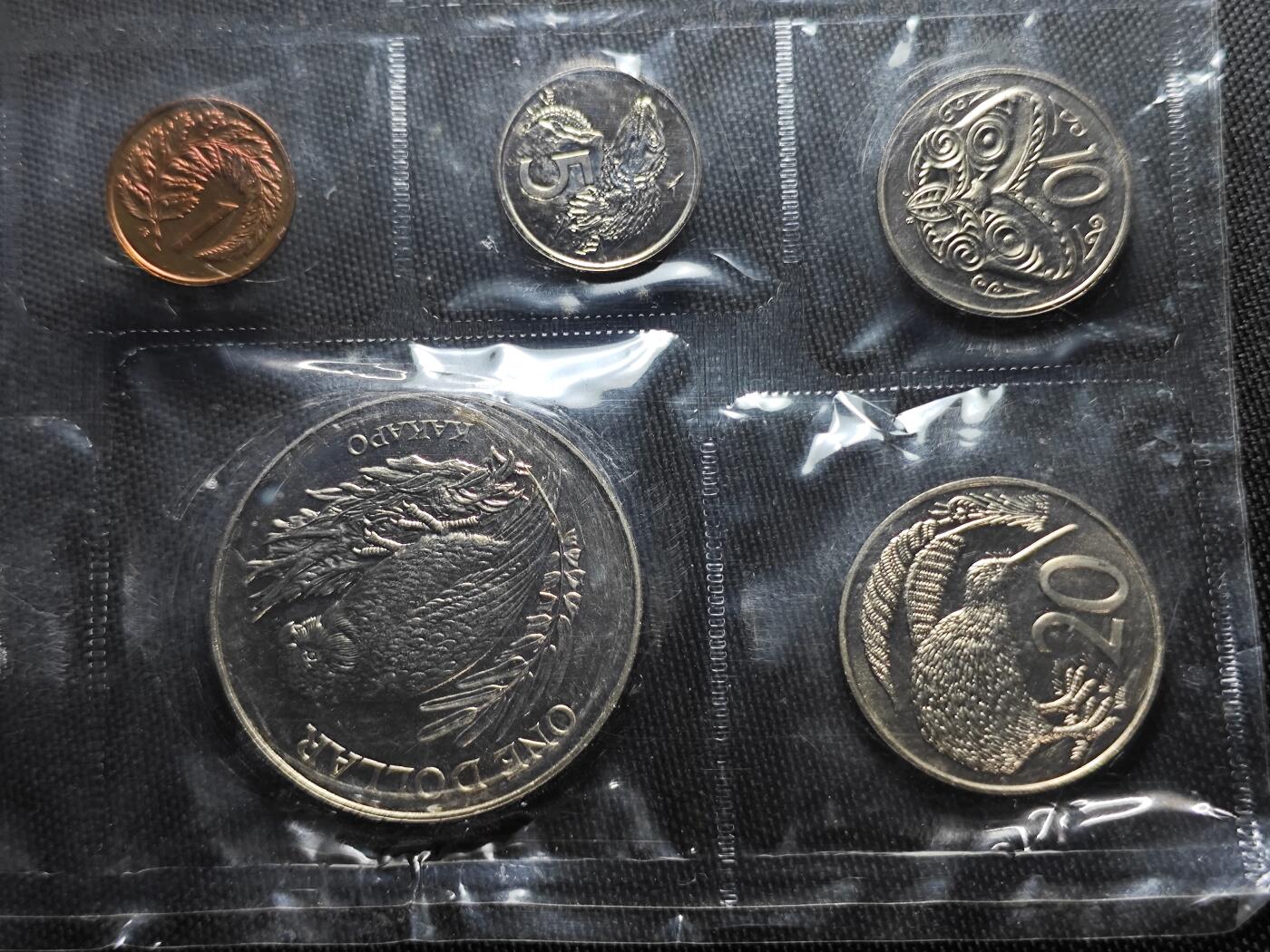 KK钱币收藏小铺 （套币 好品/批量散币 银币）专场  2月预留时间 周末发货  1986新西兰大小面值清年一套 含1元鸟类克朗币