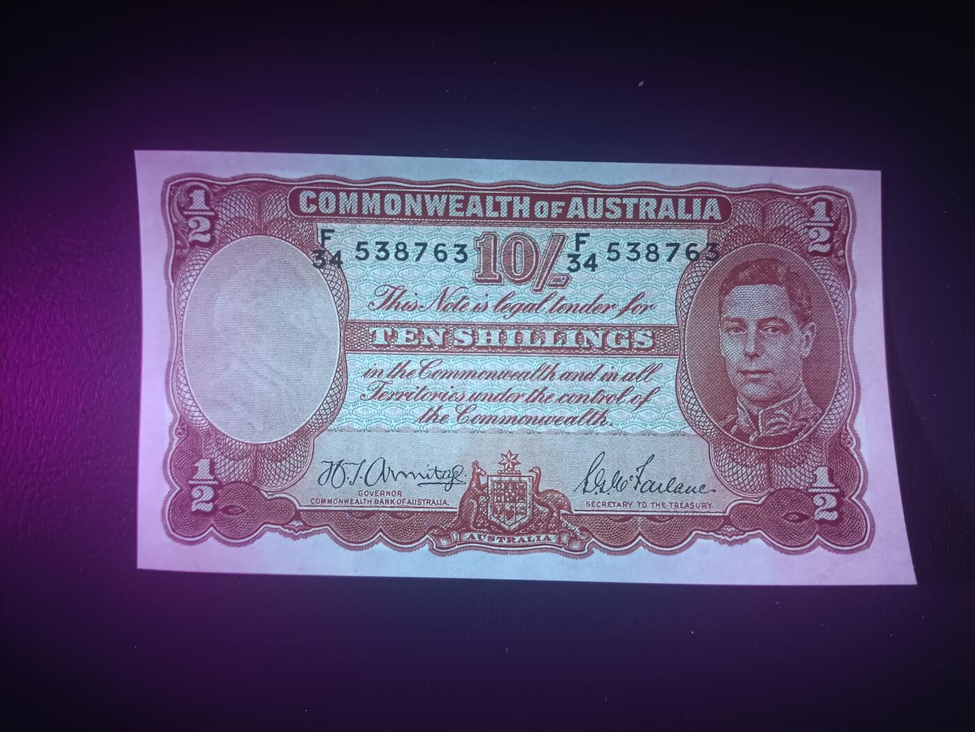 2025十一月第五期，总第203期 澳大利亚1942年10先令AUNC，乔治六世国王和工匠浮雕，较少见二战时期签名