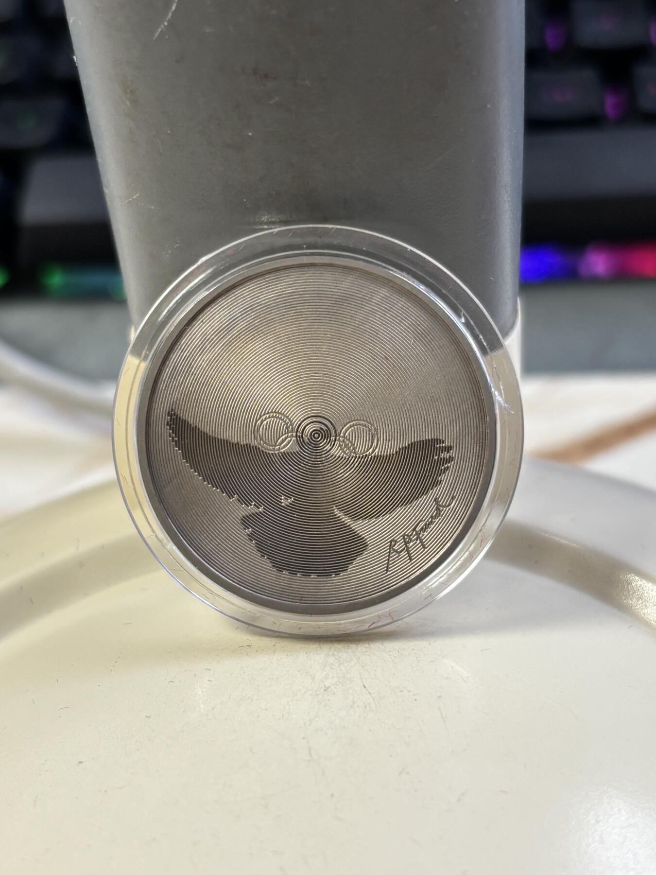 第182期拍卖 获奖瑞士1988年汉城奥运和平鸽和五环铜镍精制版本纪念币带盒，获克劳斯1990年度最佳艺术币大奖，