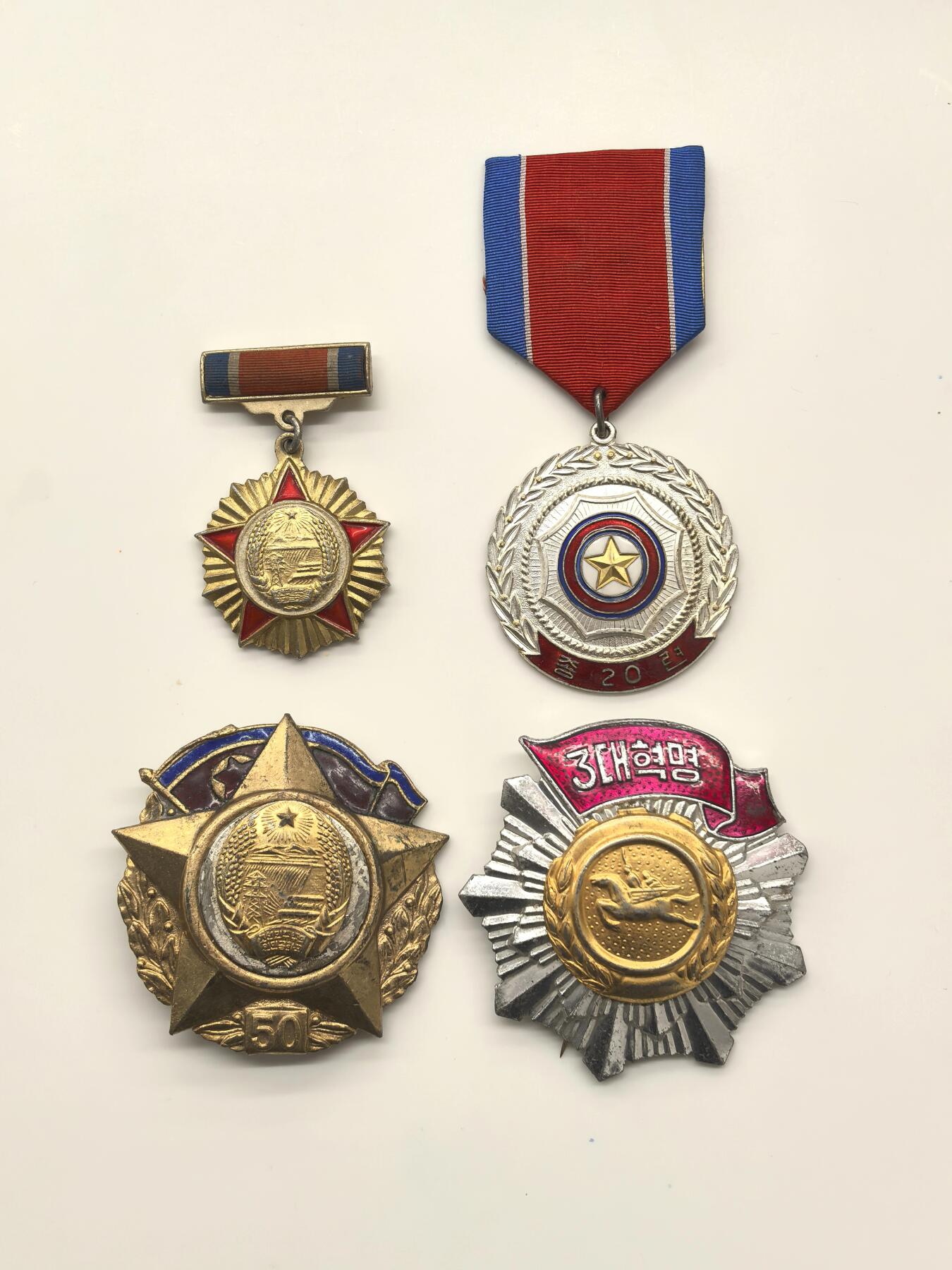 博洋堂世界钱币拍卖第147期（全场包邮） 朝鲜民主主义人民共和国勋章四枚，涵盖千里马运动奖章一枚、军事服役光荣勋章一枚、在日朝鲜人联合会勋章一枚、朝鲜建国纪念奖章一枚，均为朝鲜一线老货，恩情拉满！