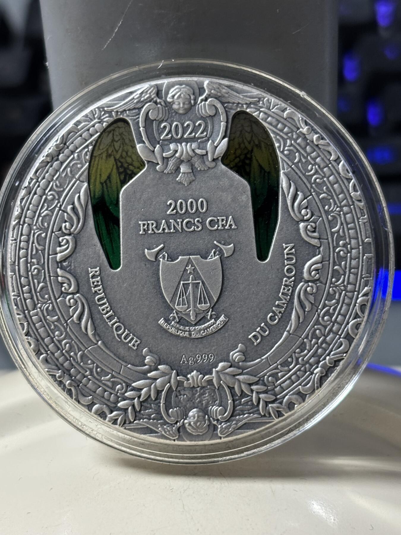 第182期拍卖 喀麦隆2022年天使3大天使拉斐尔嵌彩玻璃2盎司银币，999银，发行500枚，