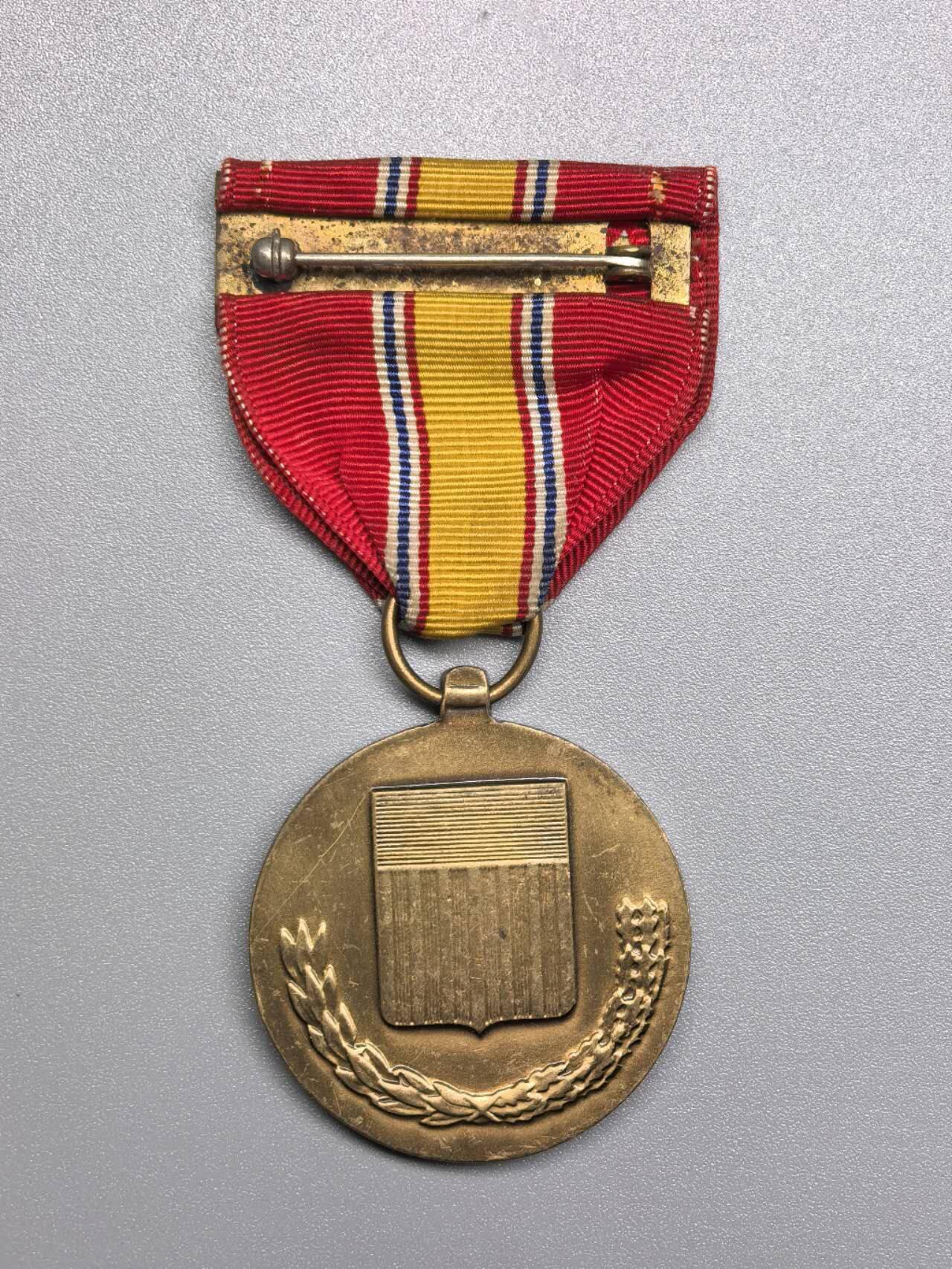 小驴勋章奖章收藏11月22日周六晚六点拍卖（珍爱和平，收藏战争，铭记历史，勿忘国耻，忠党爱国。有偿代拍，送拍规则在简介最后，参拍须阅读规则后再参拍，关系到运费包装发货时效真假辨别等关键信息，拍卖时不再发原图，看大图店主微信码在拍卖店铺介绍里） 美国国防服役奖章