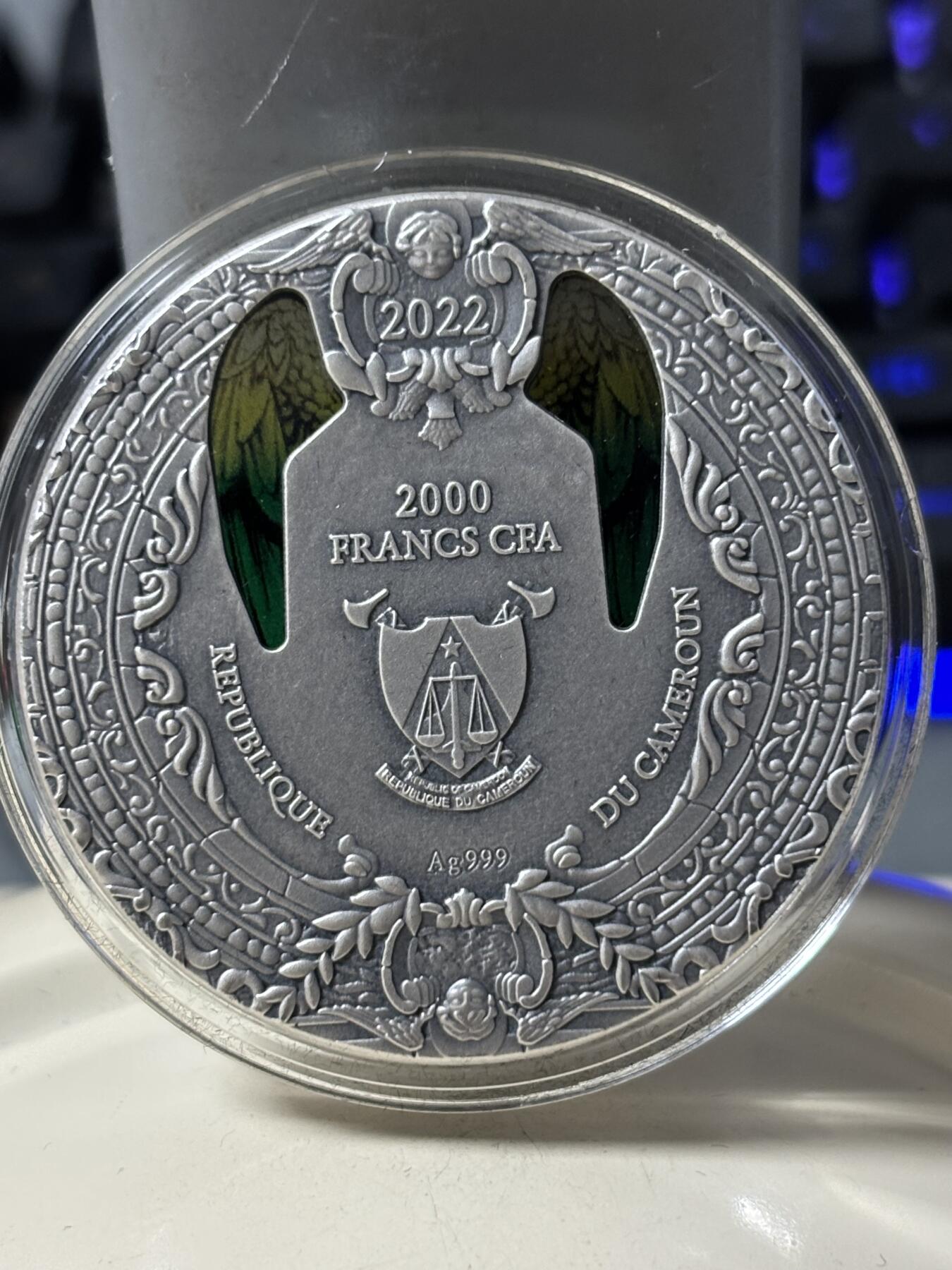 第182期拍卖 喀麦隆2022年天使3大天使拉斐尔嵌彩玻璃2盎司银币，999银，发行500枚，