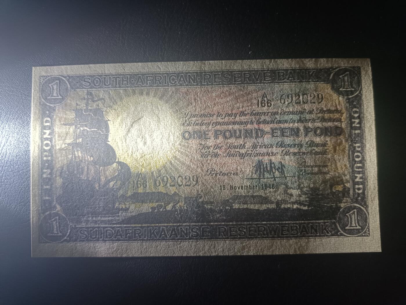 2025十一月第五期，总第203期 南非1946年1镑UNC-英文在前版本无47，大帆船和国徽，少见早期南非镑品种