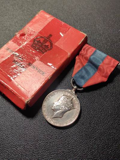 靖甫拍卖第十一场 - 英国帝国服务奖章带原盒 原盒拉胯