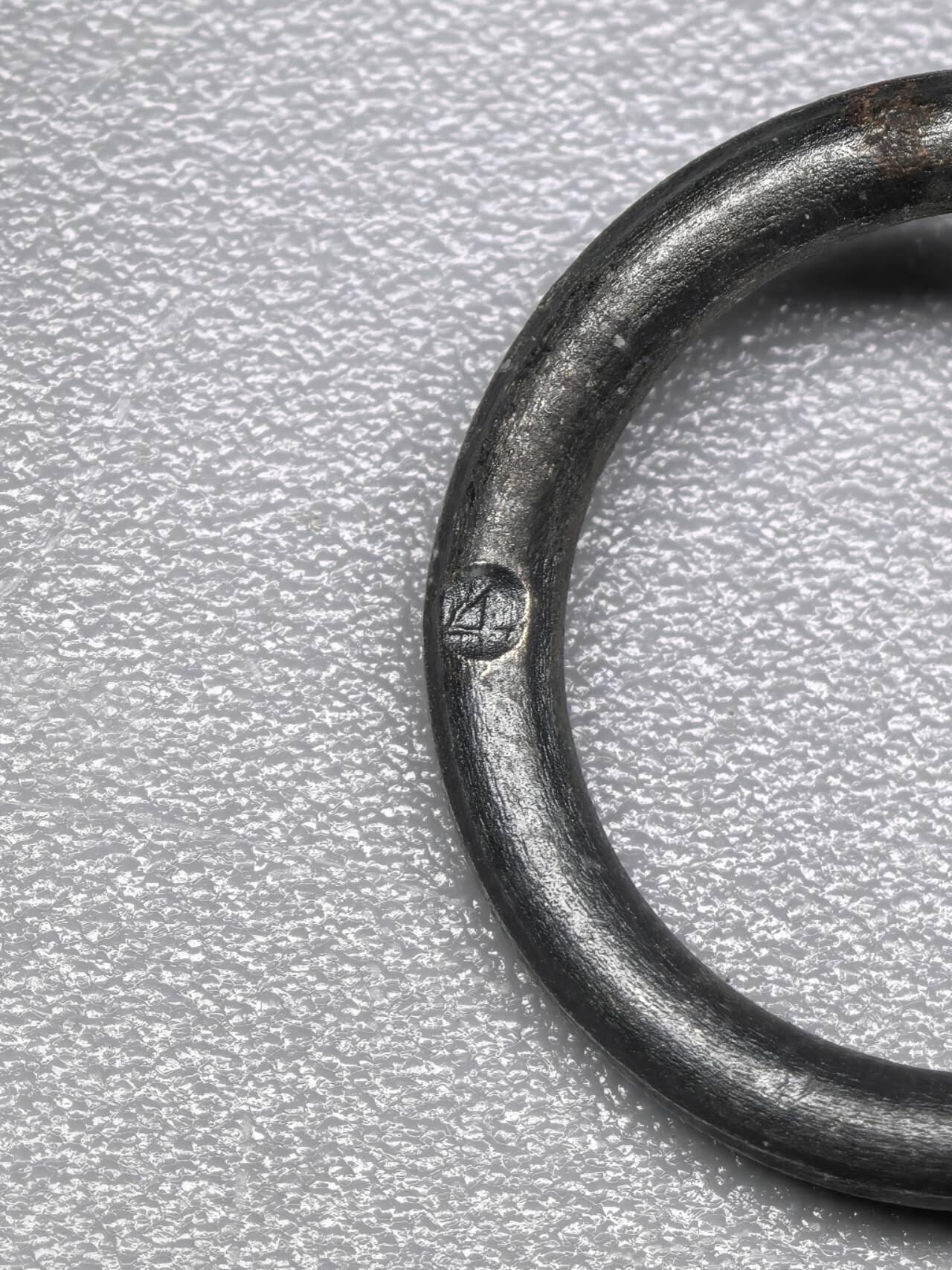 小驴勋章奖章收藏11月22日周六晚六点拍卖（珍爱和平，收藏战争，铭记历史，勿忘国耻，忠党爱国。有偿代拍，送拍规则在简介最后，参拍须阅读规则后再参拍，关系到运费包装发货时效真假辨别等关键信息，拍卖时不再发原图，看大图店主微信码在拍卖店铺介绍里） WWII东线冬季作战奖章带原纸袋，环打4厂标，锌合金镀银，纸袋背印Steinhauer & Lück Lüdenscheid厂标，镀层自然氧化没有佩戴痕迹划痕