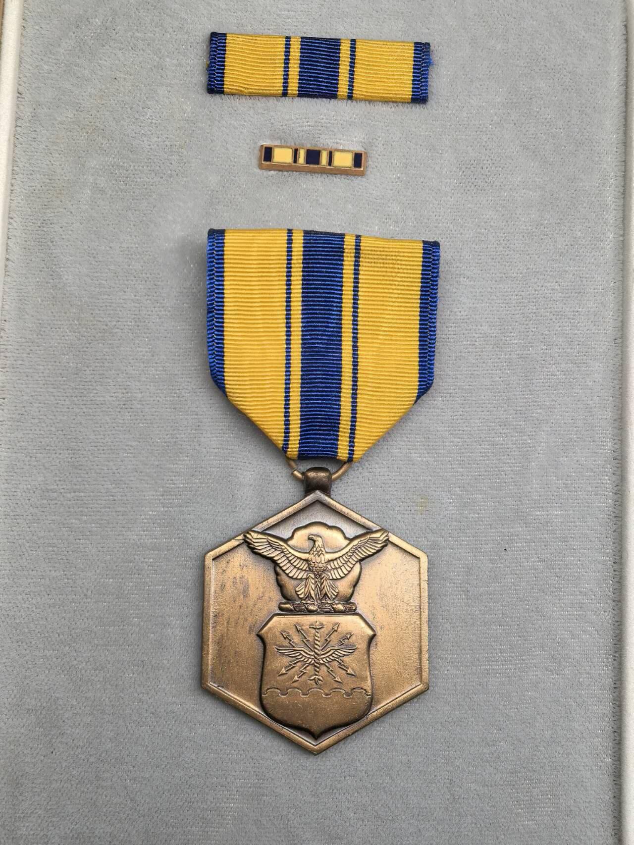 小驴勋章奖章收藏11月22日周六晚六点拍卖（珍爱和平，收藏战争，铭记历史，勿忘国耻，忠党爱国。有偿代拍，送拍规则在简介最后，参拍须阅读规则后再参拍，关系到运费包装发货时效真假辨别等关键信息，拍卖时不再发原图，看大图店主微信码在拍卖店铺介绍里）