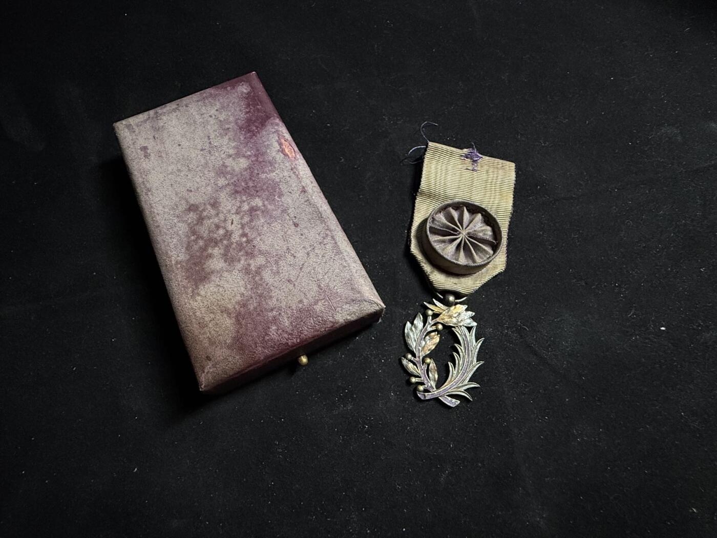 戎马世界章牌大赏第108期 法国文学艺术棕榈勋章，军官级，银制，带盒，背面右侧珐琅有一处缺失