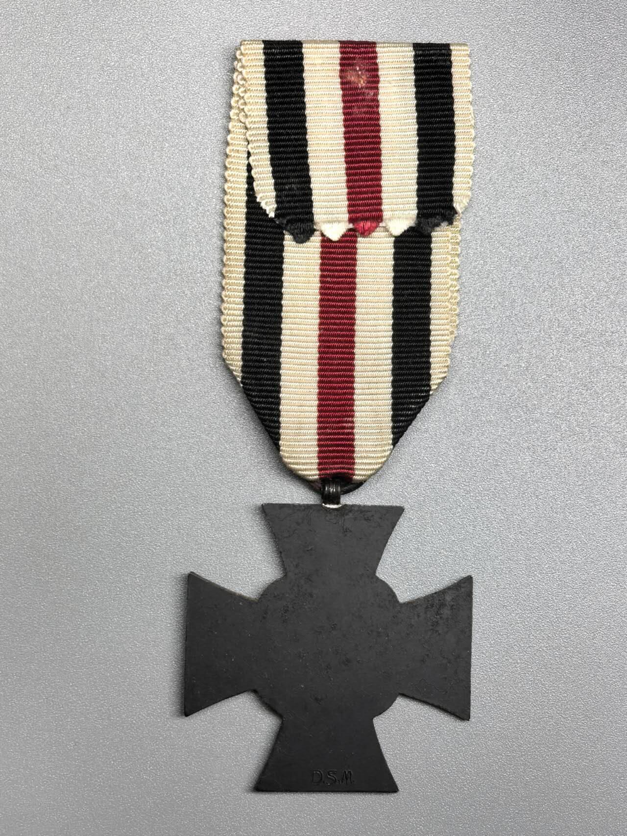 小驴勋章奖章收藏11月22日周六晚六点拍卖（珍爱和平，收藏战争，铭记历史，勿忘国耻，忠党爱国。有偿代拍，送拍规则在简介最后，参拍须阅读规则后再参拍，关系到运费包装发货时效真假辨别等关键信息，拍卖时不再发原图，看大图店主微信码在拍卖店铺介绍里） 得3兴登堡奖章遗属版，钢制枪镀黑，背打D.S.M.标，绶带不到代