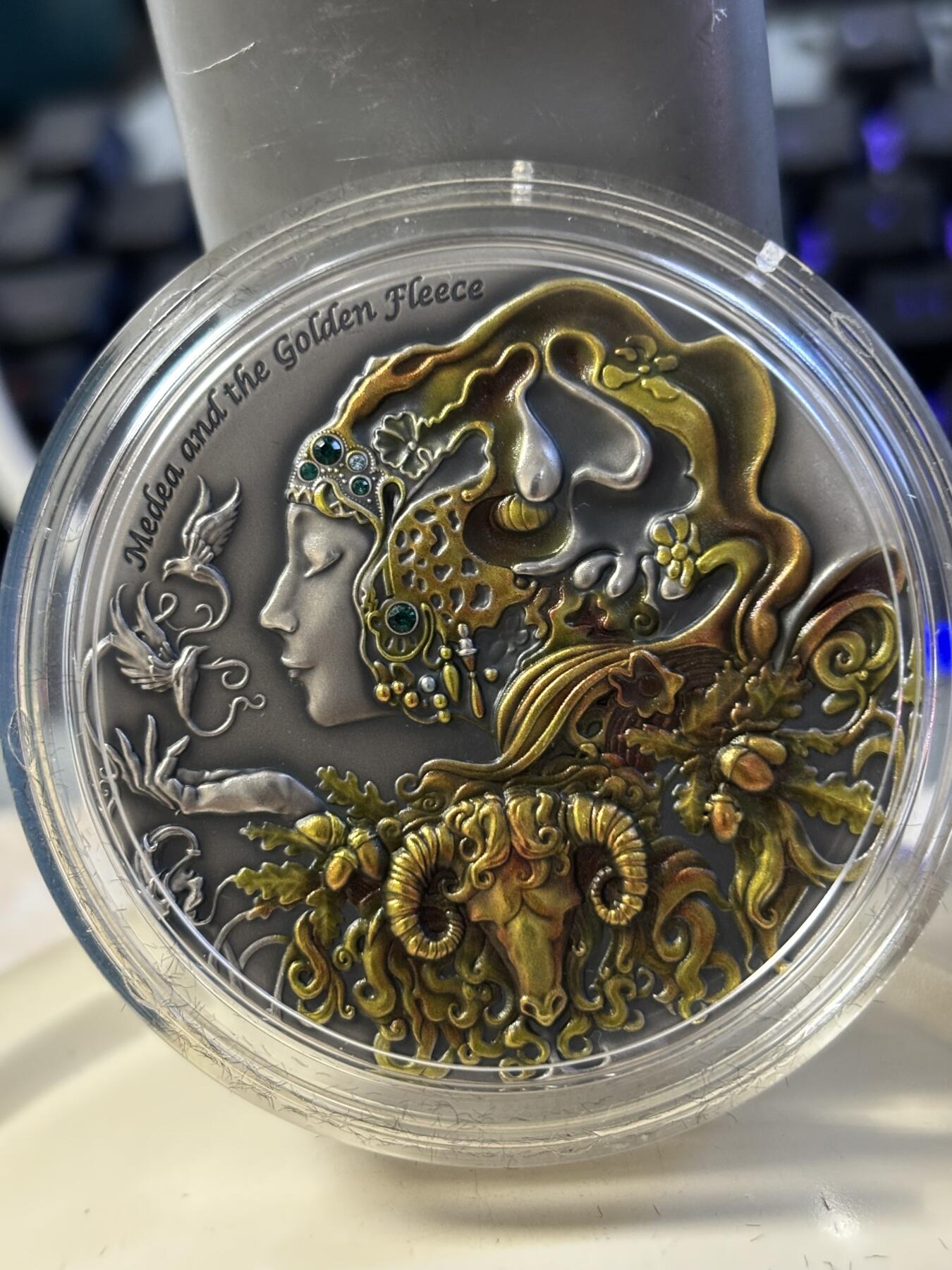 第182期拍卖 纽埃2021年金羊毛系列1美狄亚2盎司高浮雕彩色银币原盒证书，999银，发行量500枚，