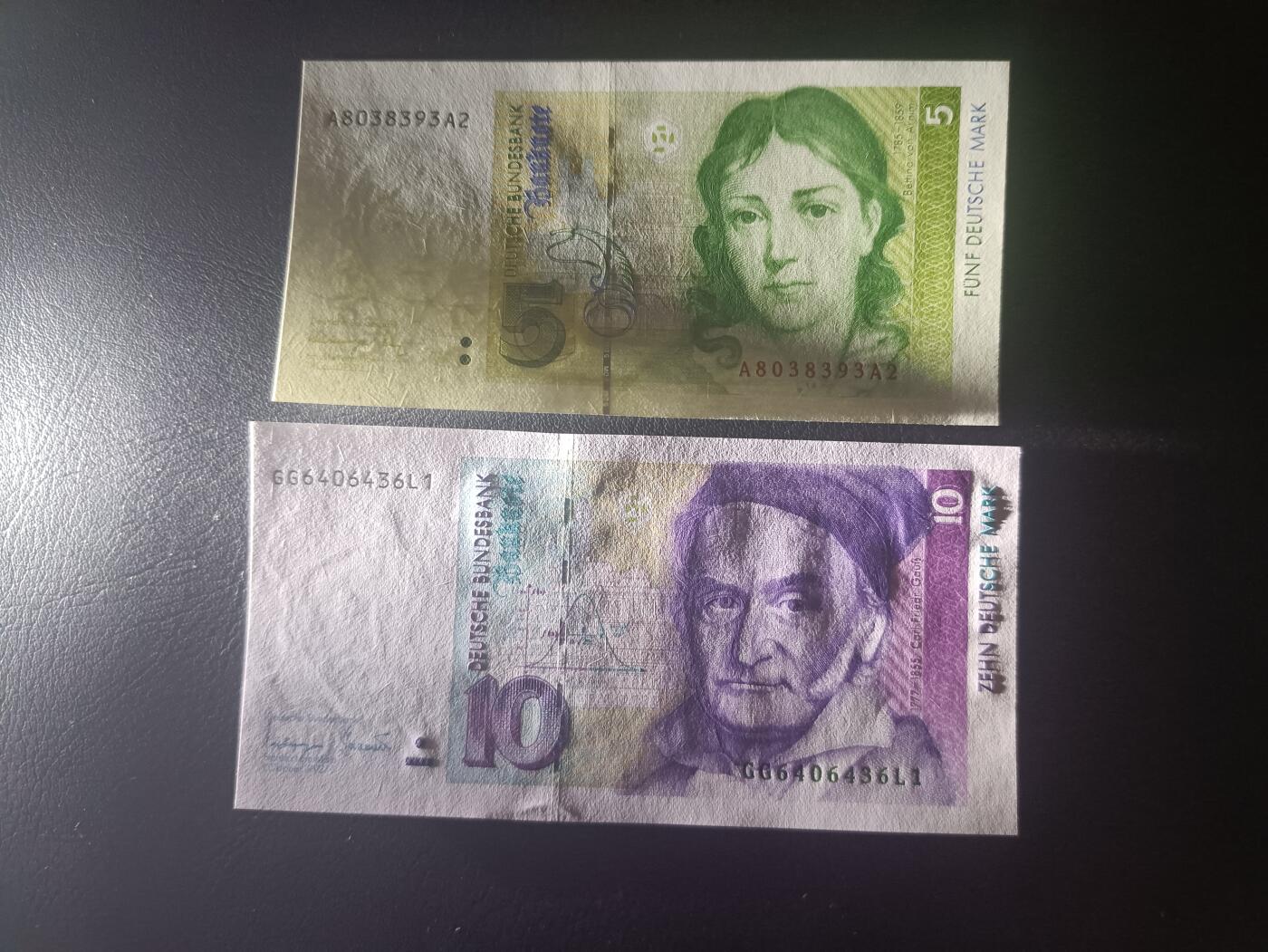 2025十一月第五期，总第203期 【地】德国套钞批量两张UNC，小说家阿尔尼姆和数学家高斯