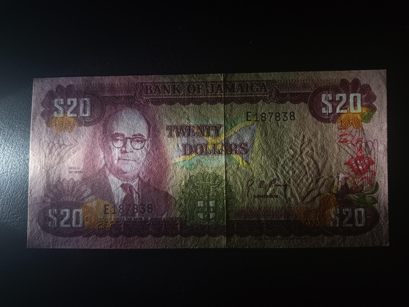 2025十一月第五期，总第203期 牙买加1977版20元UNC-，总督奈德索和央行大楼，稀有早期版本最高面值