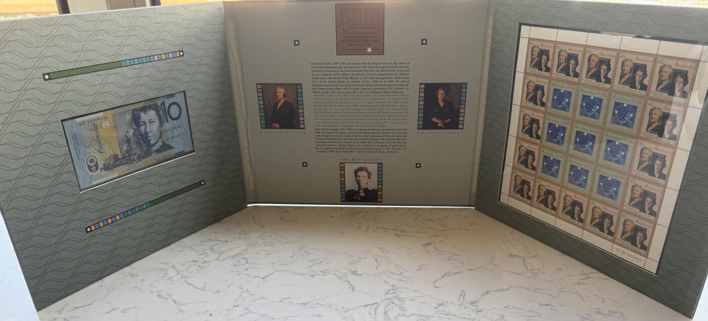 2025第25场（总第225期）：精品测试钞、纪念钞、塑料钞、连体钞综合场 红字版/AP93冠 澳大利亚“联邦第一枚邮票和纸币发行80周年”10澳元塑料纪念钞册装UNC（第455号）