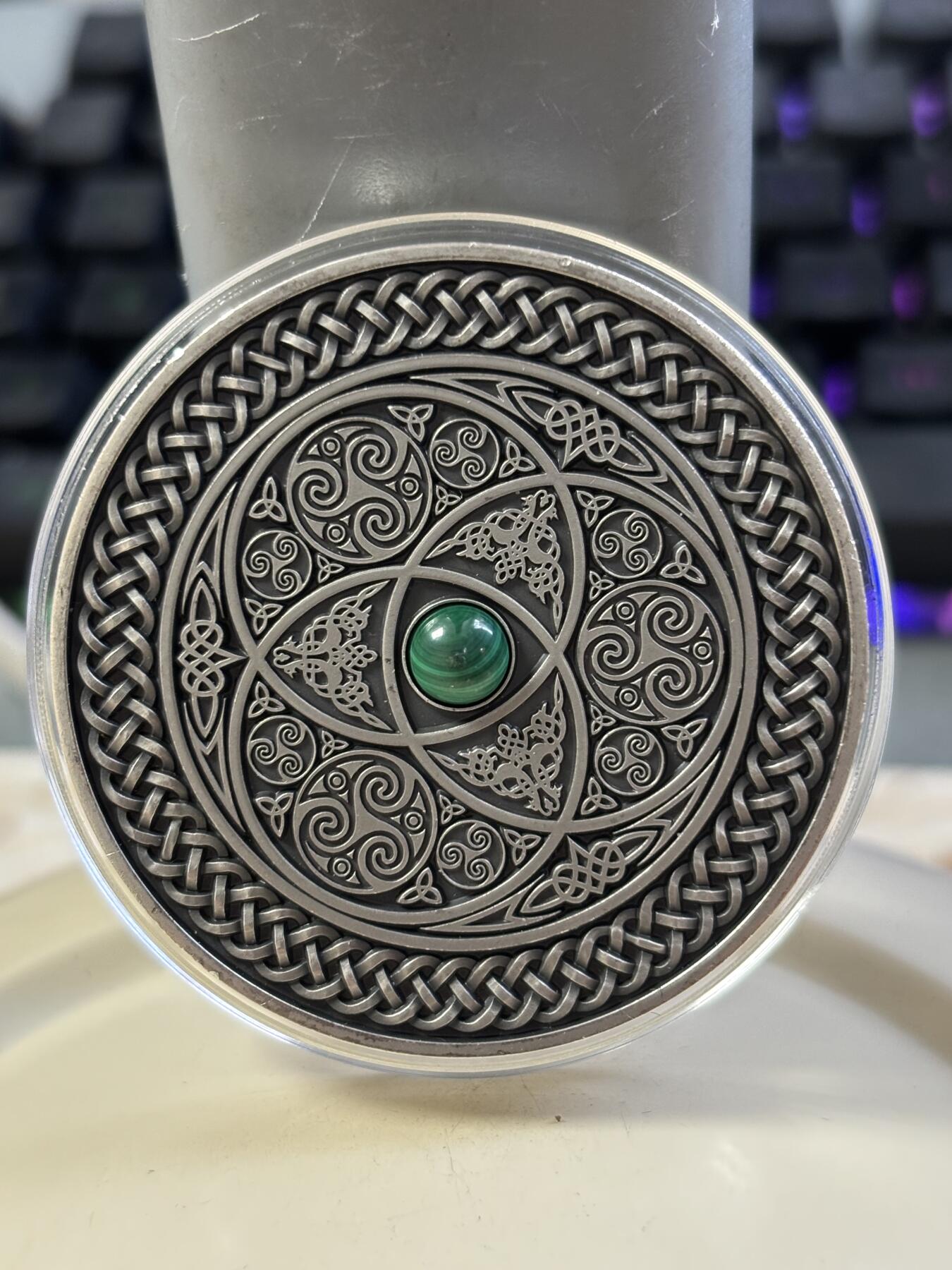 第182期拍卖 斐济2016年曼荼罗凯尔特艺术镶绿宝石3盎司银币无盒证书，999纯银，发行量500，边齿有磕碰