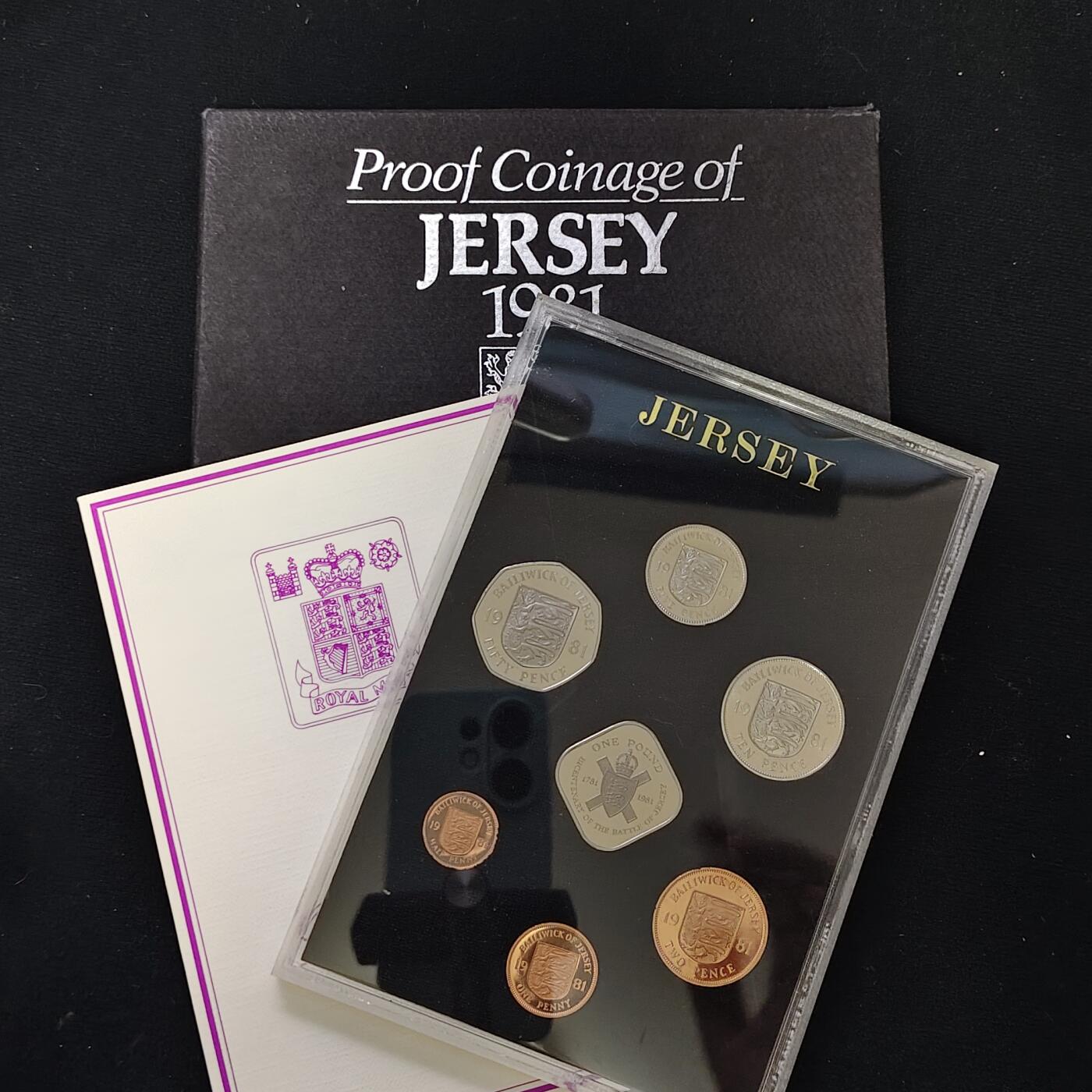 【全场包邮】纯粹捡漏拍479场（免费代拍第16场） 泽西1981年皇家厂经典信封装官方精制套币-含泽西之战200周年精制币