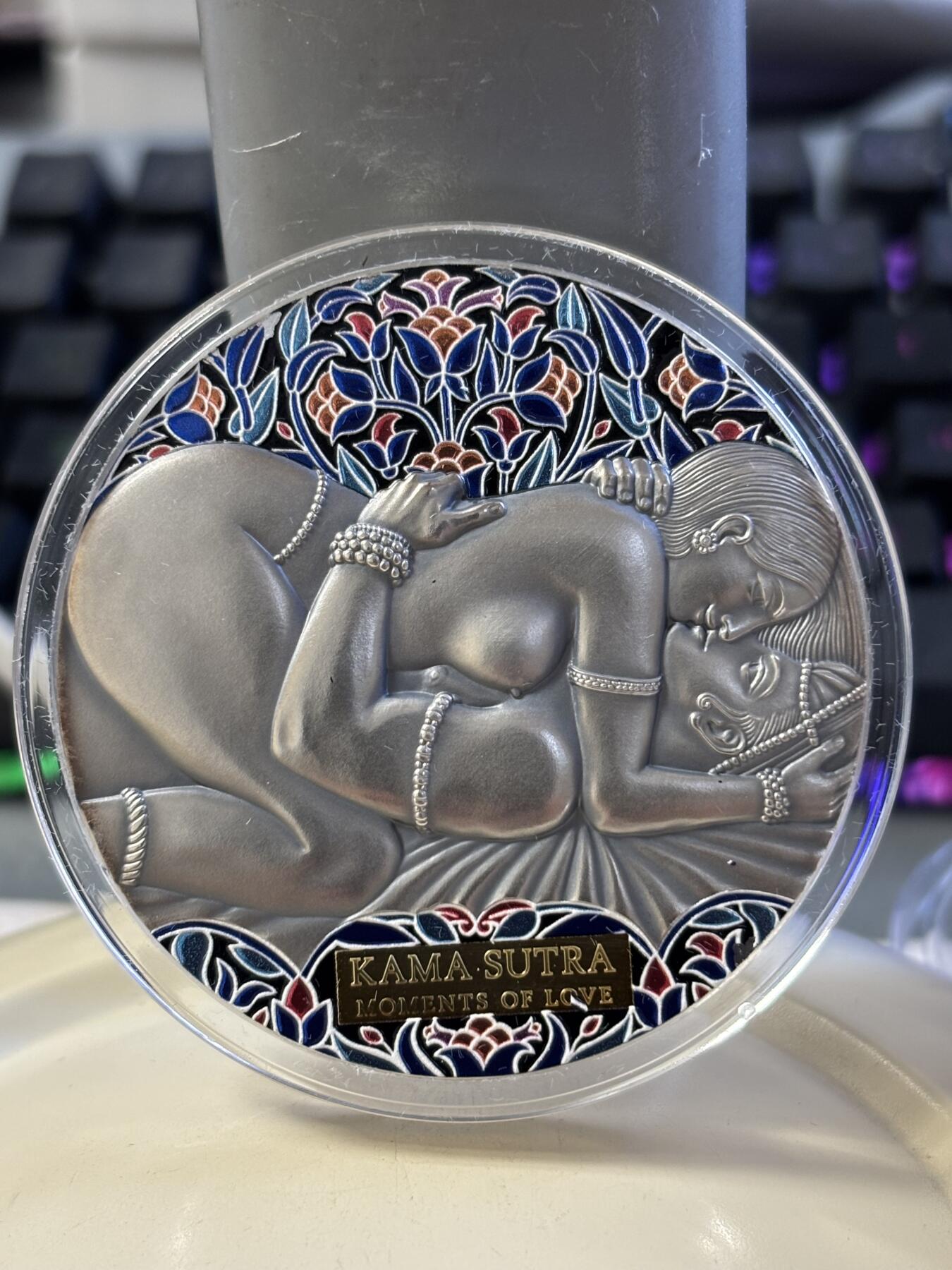 第182期拍卖 喀麦隆2021年爱情系列爱经3盎司高浮雕仿古彩银币，999银，发行500枚，有掉漆