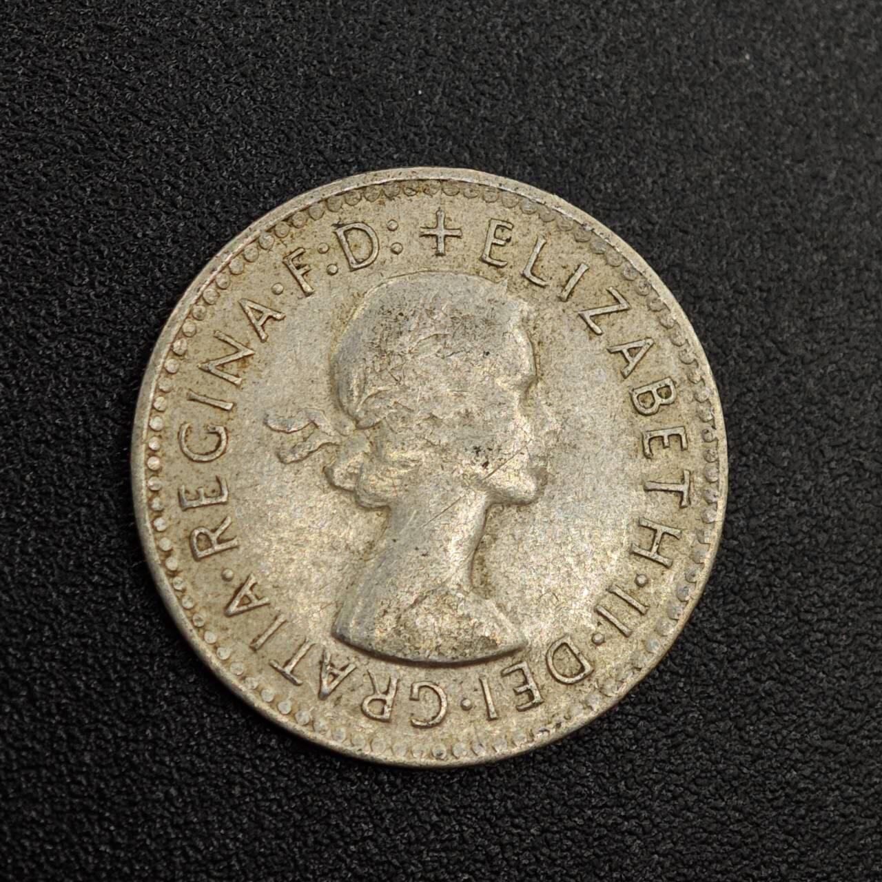 【淘币小摊】实时拍第八百零二拍   散币场   满百包邮可预留二周 每周一统一发货   澳大利亚1957年伊丽莎白二世3便士银币