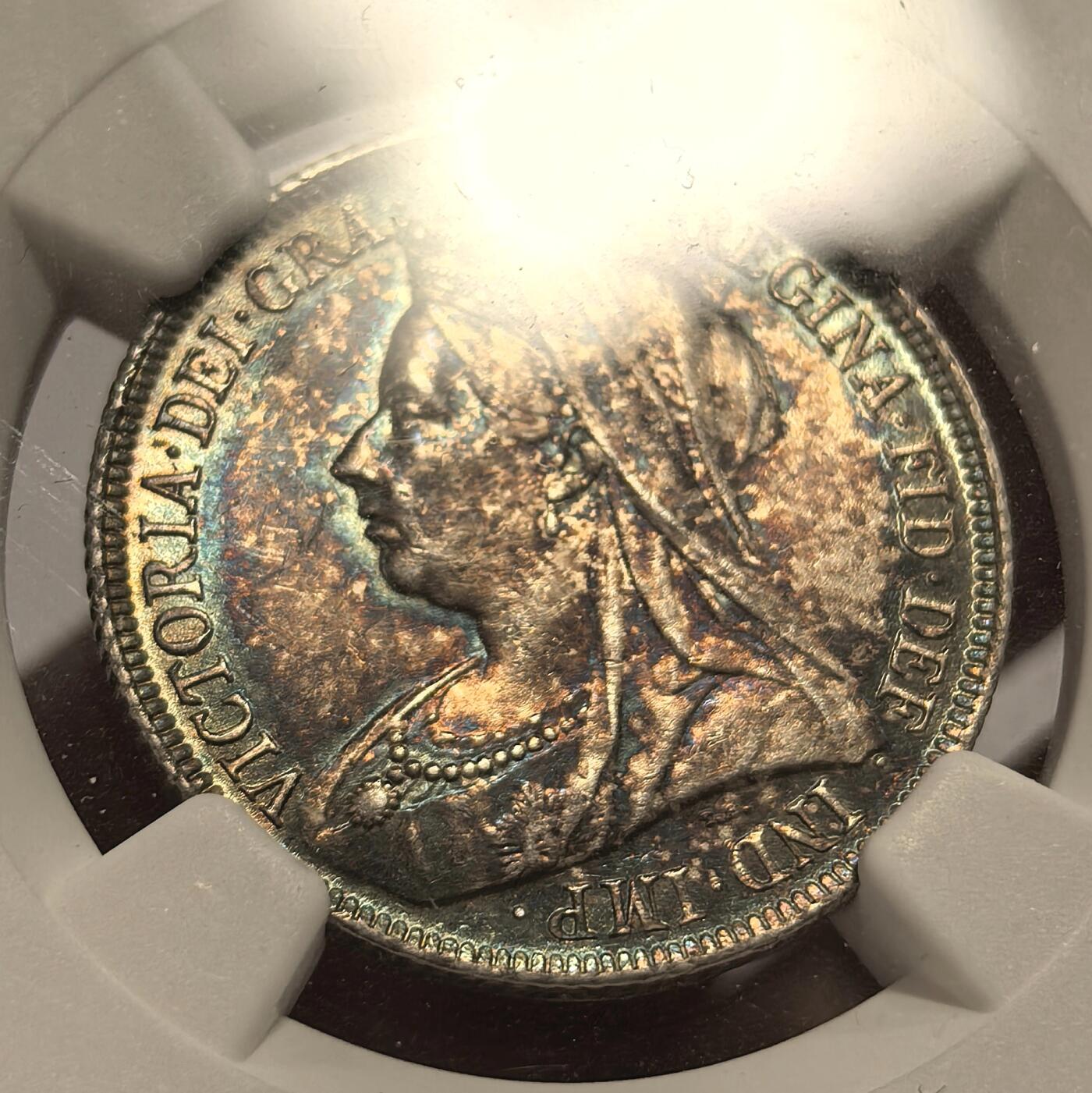 博洋堂世界钱币拍卖第147期（全场包邮） NGC MS63 英国1900年维多利亚批纱1先令银币 人面蓝绿彩 盾徽面紫罗兰色包浆 优雅英伦包浆 63中的上品