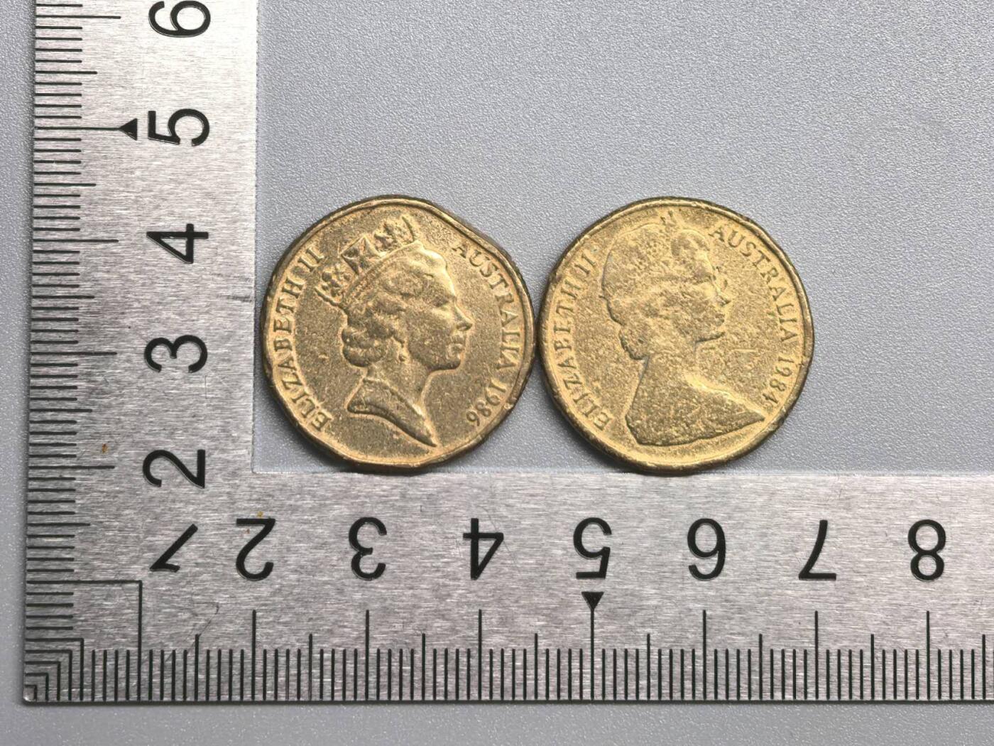 小驴勋章奖章收藏11月22日周六晚六点拍卖（珍爱和平，收藏战争，铭记历史，勿忘国耻，忠党爱国。有偿代拍，送拍规则在简介最后，参拍须阅读规则后再参拍，关系到运费包装发货时效真假辨别等关键信息，拍卖时不再发原图，看大图店主微信码在拍卖店铺介绍里） 澳大利亚84、86年两种头像1元硬币一对